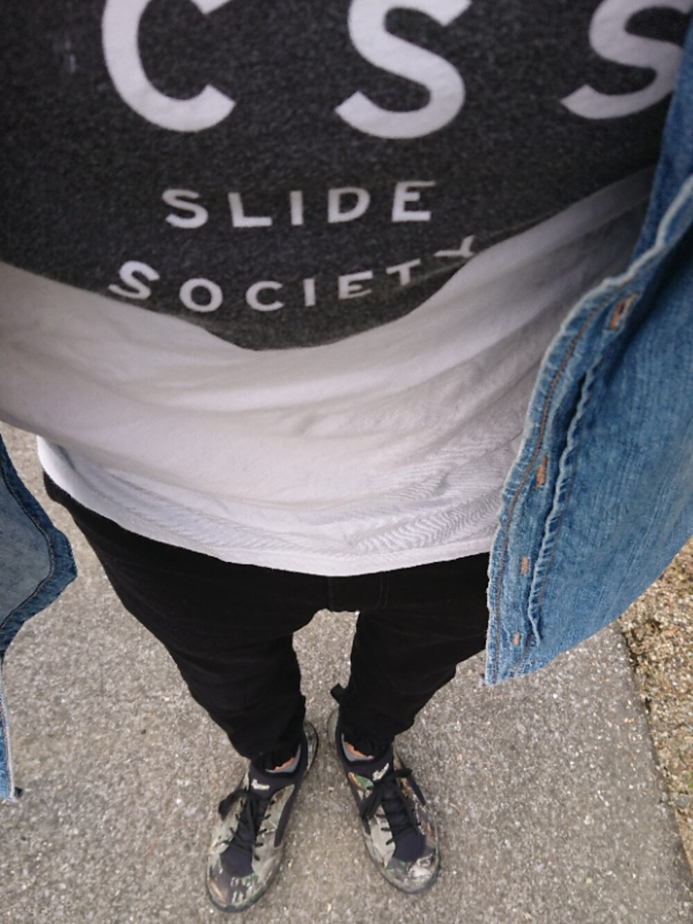 「スニーカーコーデ、休日スタイル、ストリート、おしゃれさんと繋がりたい、スポーティ、秋コーデ」｜「TCSSのアイテム（Tシャツ/カットソー、ホワイト系）」を使った、snzさん（メンズ・181cm）の秋コーディネートの1枚目の写真