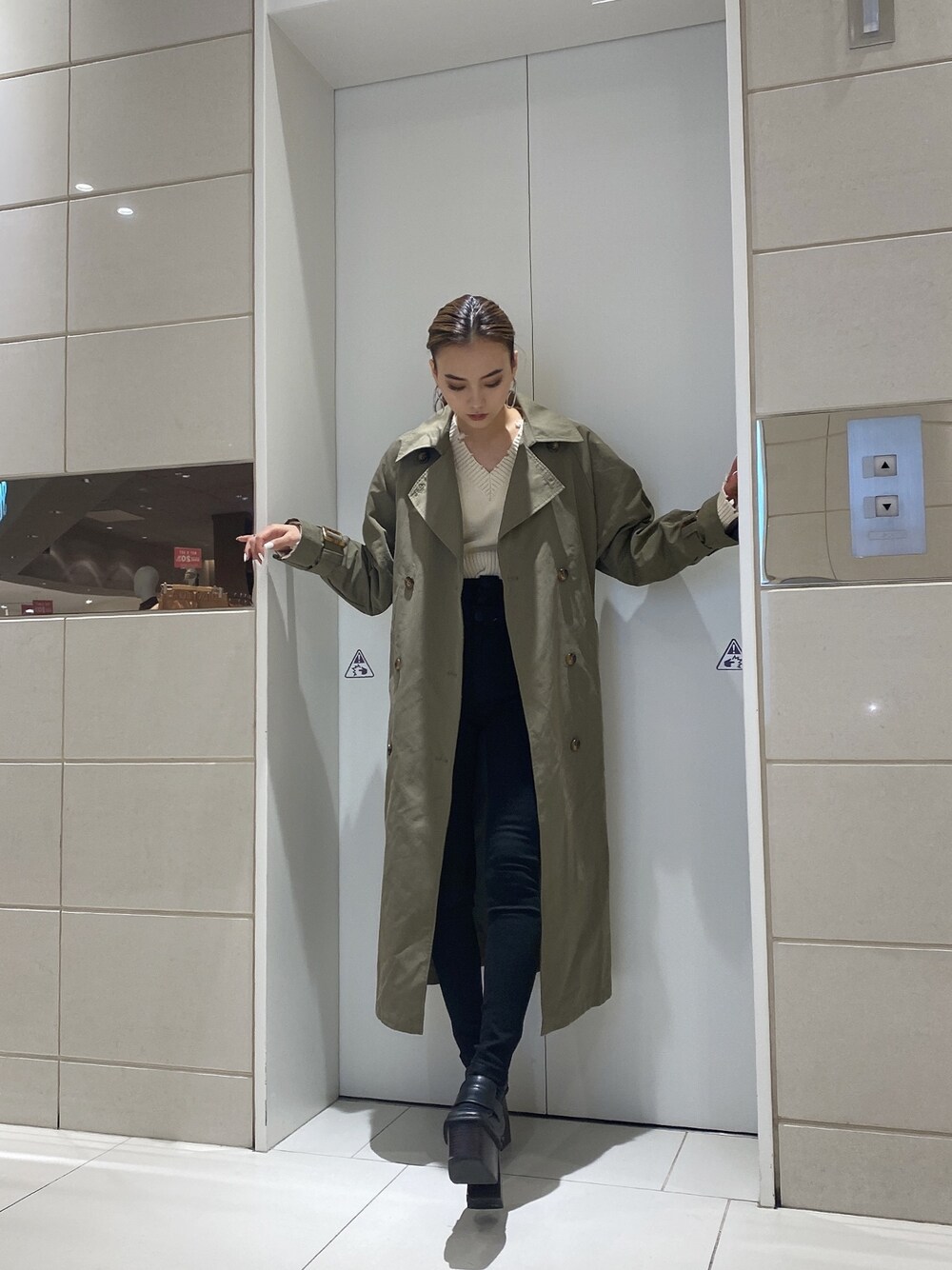 「EMODA」｜「EMODAのアイテム（トレンチコート、ベージュ系）」を使った、濱田 萌衣(EMODA)さん（レディース・162cm）の春コーディネートの1枚目の写真