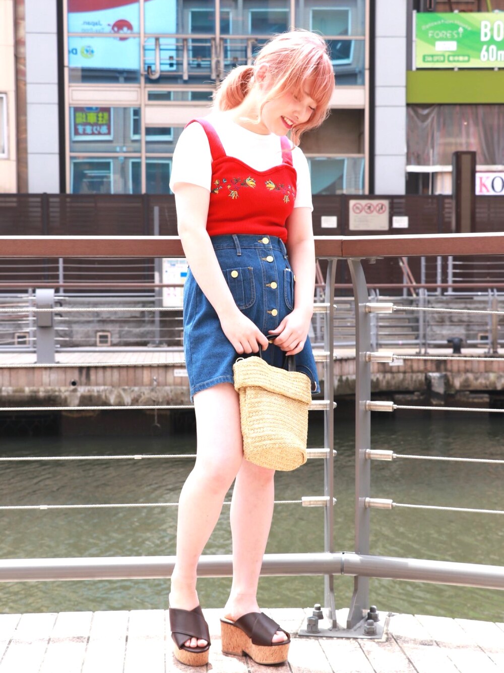 「WEGO、ピクニック」｜「WEGOのアイテム（ハンドバッグ、ベージュ系）」を使った、藤本麻緒（まおめろ）さん（レディース・160cm）の春コーディネートの1枚目の写真