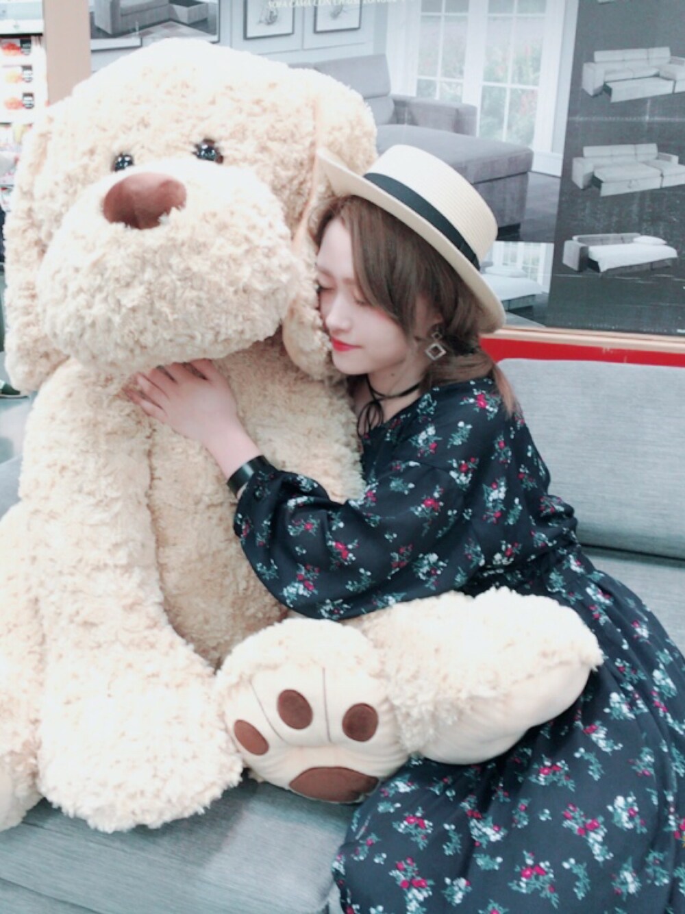 「GRLの小花柄スキッパーワンピース（ワンピース、ブルー系）」を使った、藤本麻緒（まおめろ）さん（レディース・160cm）の夏コーディネートの1枚目の写真