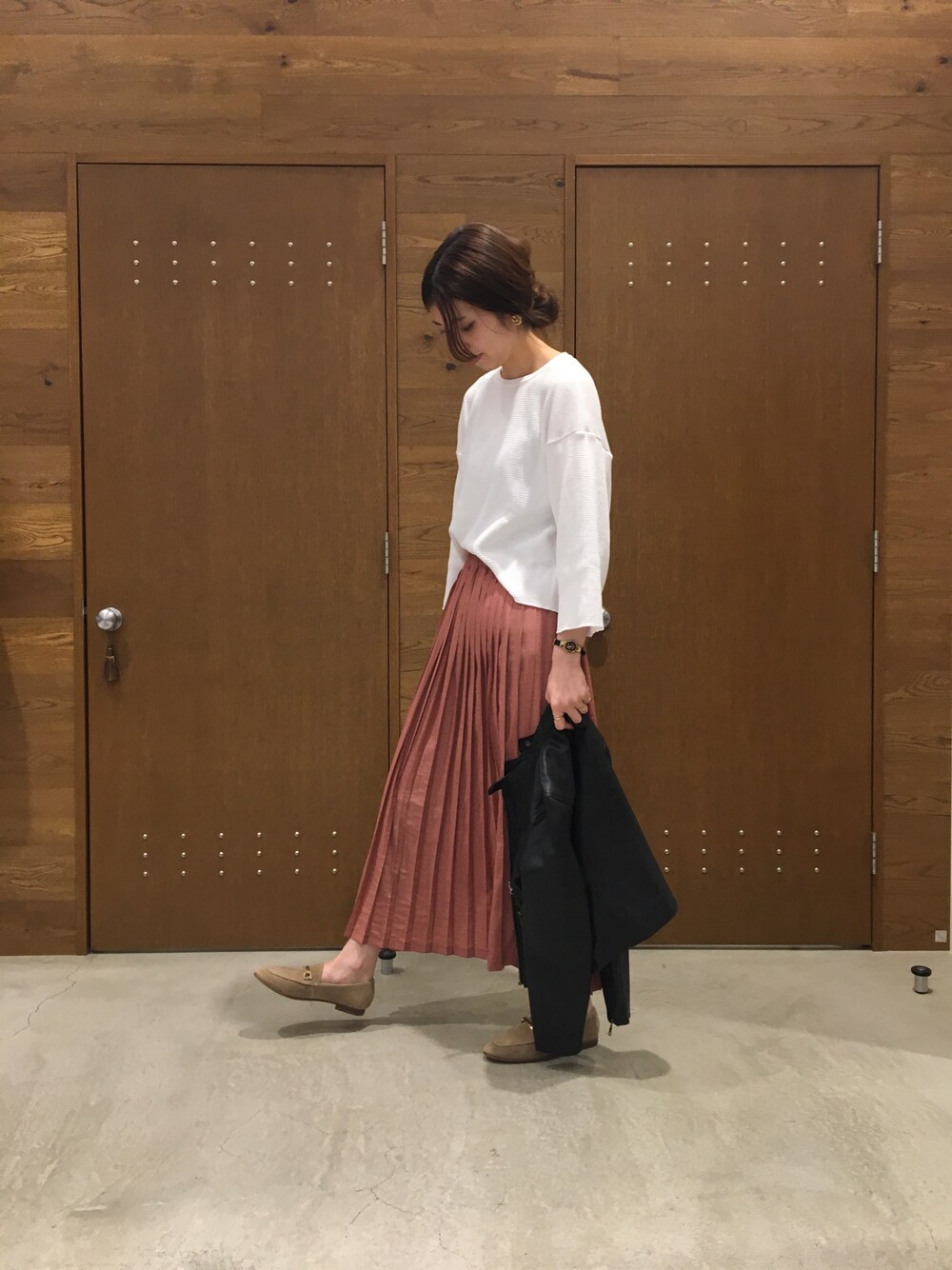 「レザージャケット、ロングスカート、プリーツスカート、春、シンプルコーデ、春コーデ、ワッフル、pink、ピンクコーデ、オトナカジュアル」｜「FIL DE FERのコットンサーマル ボートネックワイドTシャツ（Tシャツ/カットソー、ホワイト系）」を使った、miura.さん（レディース・170cm）の春コーディネートの1枚目の写真