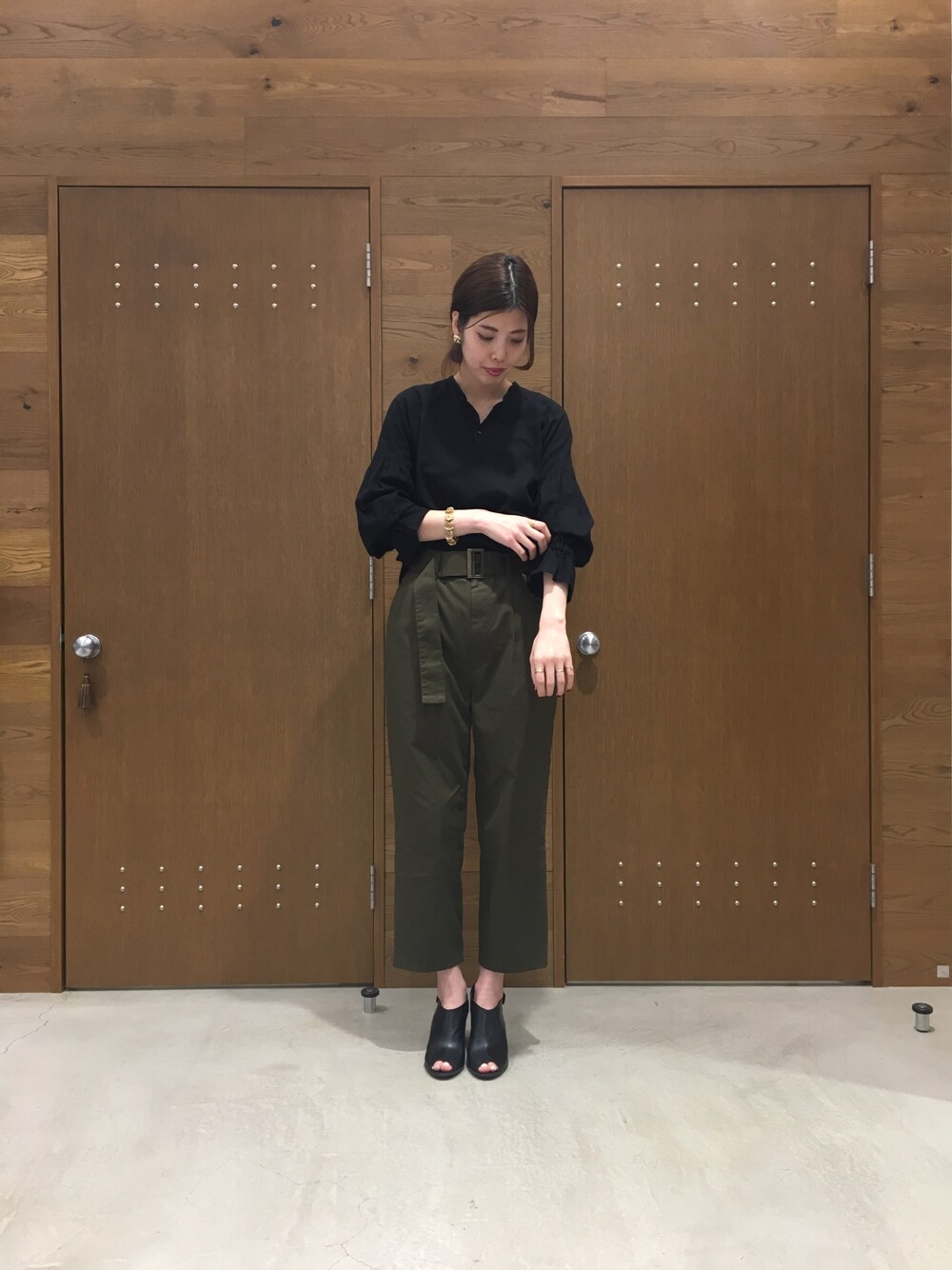 「黒、ヴィンテージ、フリル、カーキ、ワークパンツ、カーキパンツ、シンプルコーデ、オトナカジュアル、はるコーデ」｜「FIL DE FERの高密度ツイル ワークパンツ（その他パンツ、グリーン系）」を使った、miura.さん（レディース・170cm）の春コーディネートの1枚目の写真