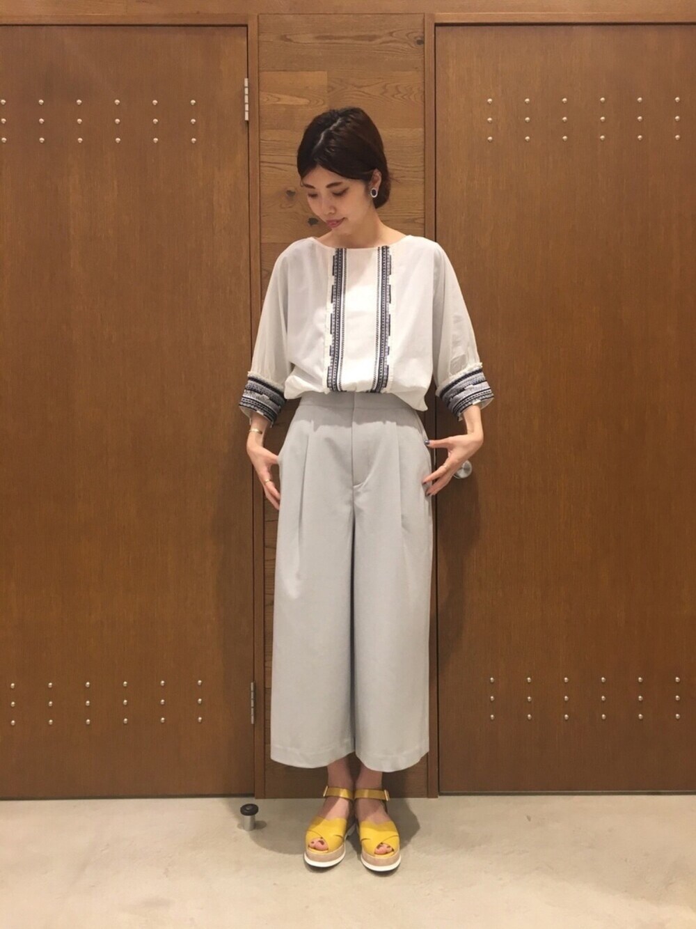 「イエロー、刺繍、大人カジュアル、ワイドパンツ、サンダル、きれいめカジュアル、シンプルコーデ、春コーデ、刺繍ブラウス」｜「NOMBRE IMPAIRのジャイプール刺繍 ドルマンブラウス（シャツ/ブラウス、ホワイト系）」を使った、miura.さん（レディース・170cm）の春コーディネートの1枚目の写真