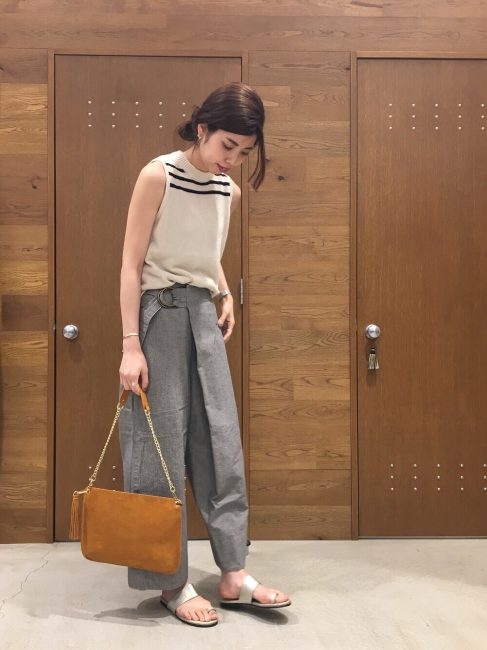 「千鳥柄、スエード、休日スタイル、ワイドパンツ、ラフ、きれいめカジュアル、モノトーンコーデ、outfit、ラインニット、ノースリーブニット」｜「FIL DE FERの麻コットンコード ノースリーブニット（ベスト、ホワイト系）」を使った、miura.さん（レディース・170cm）の夏コーディネートの1枚目の写真