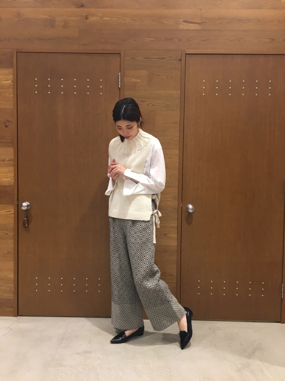 「ジャガード、ベスト、フラットシューズ、冬コーデ、大人カジュアル、ワイドパンツ、手編み、ラフスタイル、ざっくりニット、モノトーンコーデ」｜「FIL DE FERのドレープローン フレア袖ブラウス（シャツ/ブラウス、ホワイト系）」を使った、miura.さん（レディース・170cm）の冬コーディネートの1枚目の写真