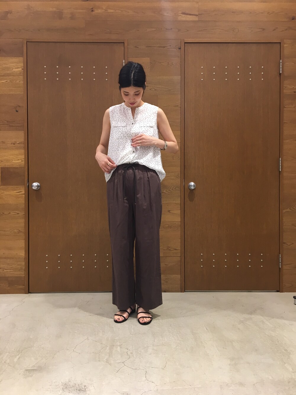 「シンプル、ドット、ワイドパンツ、ブラウン、サンダル、ラフ、きれいめカジュアル、パンツスタイル、ノースリーブ、オトナカジュアル」｜「FIL DE FERのコットン製品染め イージータックパンツ（その他パンツ、ブラウン系）」を使った、miura.さん（レディース・170cm）の夏コーディネートの1枚目の写真