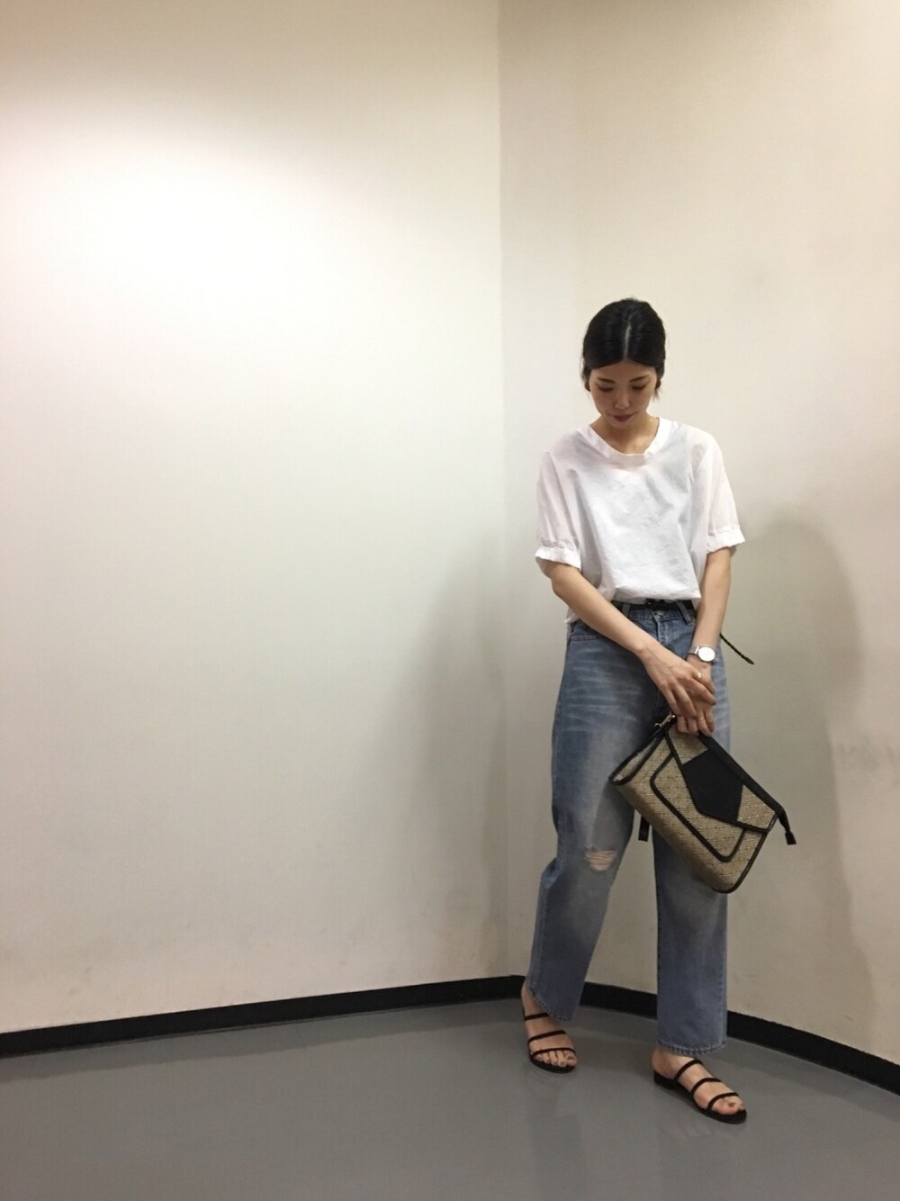 「ブラウス、カジュアル、クラッチバッグ、ボーイフレンドデニム、デニムパンツ、ダメージデニムパンツ、シンプルコーデ、夏コーデ、白ブラウス」｜「FIL DE FERのコーマローン 袖口ゴムブラウス（シャツ/ブラウス、ホワイト系）」を使った、miura.さん（レディース・170cm）の夏コーディネートの1枚目の写真