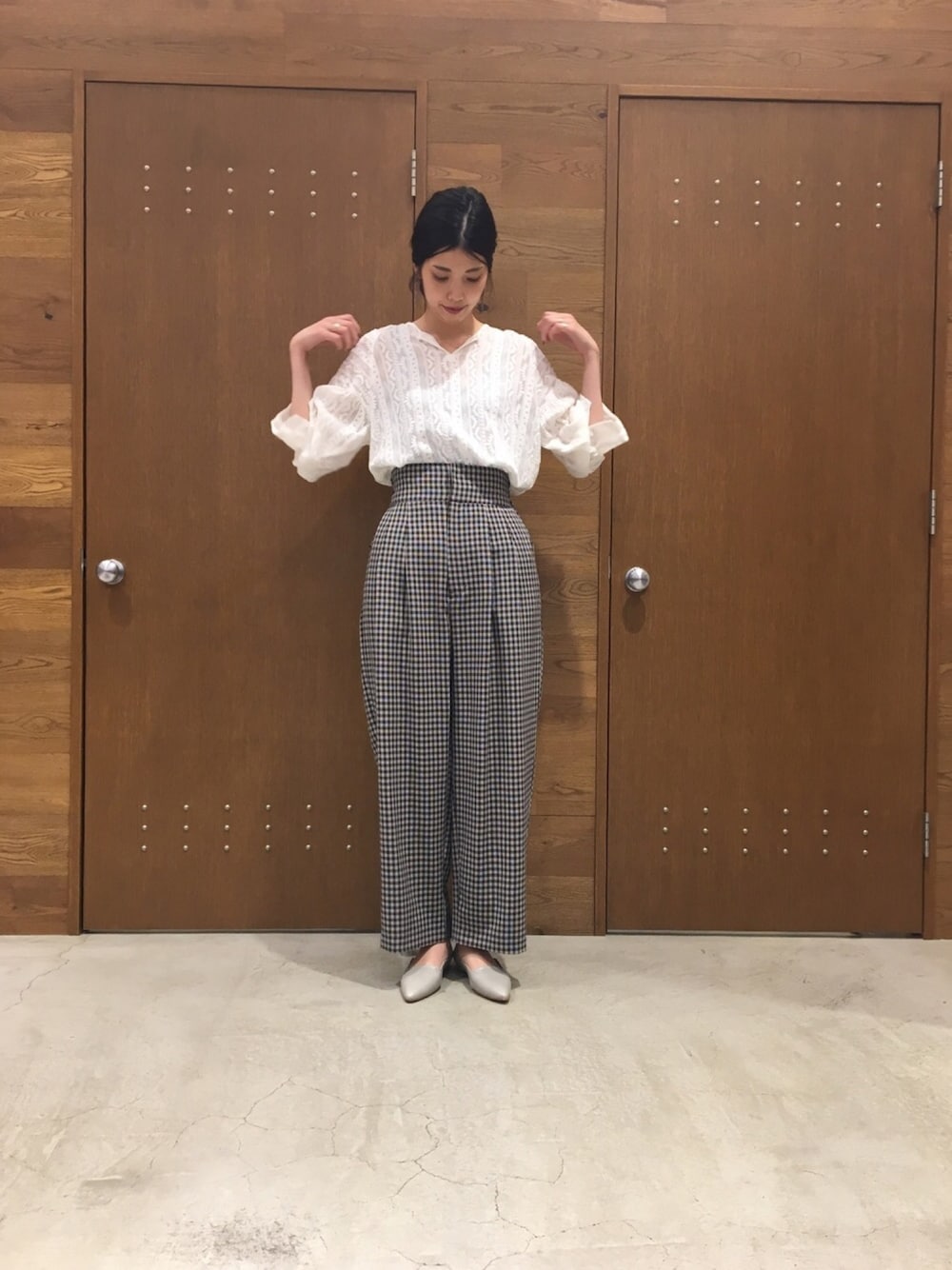「刺繍、フラットシューズ、ワイドパンツ、チェックパンツ、白ブラウス、刺繍ブラウス、オトナカジュアル、秋コーデ」｜「NOMBRE IMPAIRのレーヨンジョーぜット刺繍 ボリュームスリーブブラウス（シャツ/ブラウス、ホワイト系）」を使った、miura.さん（レディース・170cm）の夏コーディネートの1枚目の写真