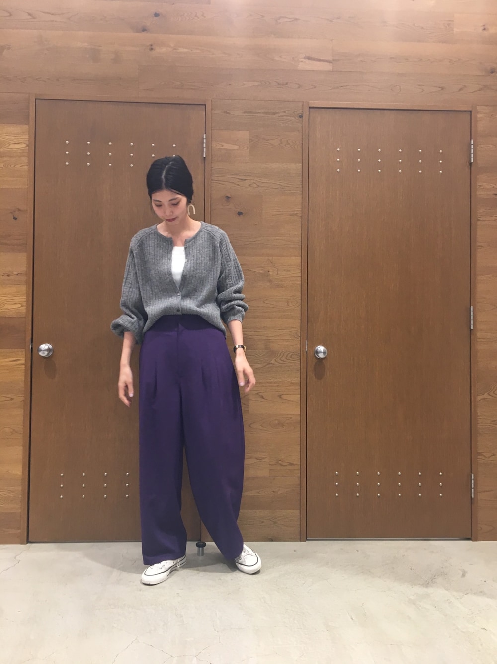 「コンバース、ハイウエスト、スニーカーコーデ、ワイドパンツ、パープル、休日コーデ、グレーカーディガン、オトナカジュアル、ボリューム袖」｜「FIL DE FERのブリティッシュツイード　リブカーディガン（カーディガン/ボレロ、グレー系）」を使った、miura.さん（レディース・170cm）の冬コーディネートの1枚目の写真