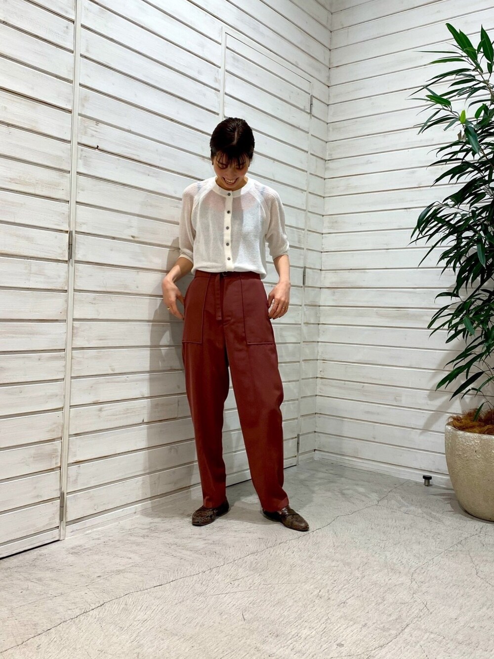 「春夏コーデ、オトナカジュアル、パンツスタイル、リネン、メッシュ」｜「FIL DE FERのデザートベネ ベイカーパンツ（その他パンツ、ブラウン系）」を使った、miura.さん（レディース・170cm）の春コーディネートの1枚目の写真