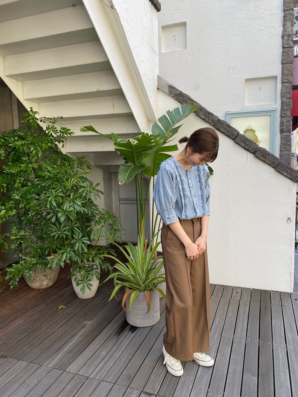 「デニム、大人カジュアル、ワイドパンツ、春コーデ、春夏コーデ、ママファッション」｜「FIL DE FERの6.5ozデニム ボリューム袖ブラウス（シャツ/ブラウス、ブルー系）」を使った、miura.さん（レディース・170cm）の春コーディネートの1枚目の写真
