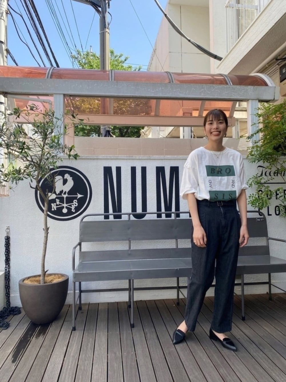 「ラクチンコーデ、春コーデ、オトナ女子、きれいめカジュアル、大人カジュアル、デニムパンツ、ママファッション」｜「FIL DE FERのC/Liデニム ベルテッドパンツ（デニムパンツ、ブラック系）」を使った、miura.さん（レディース・170cm）の春コーディネートの1枚目の写真