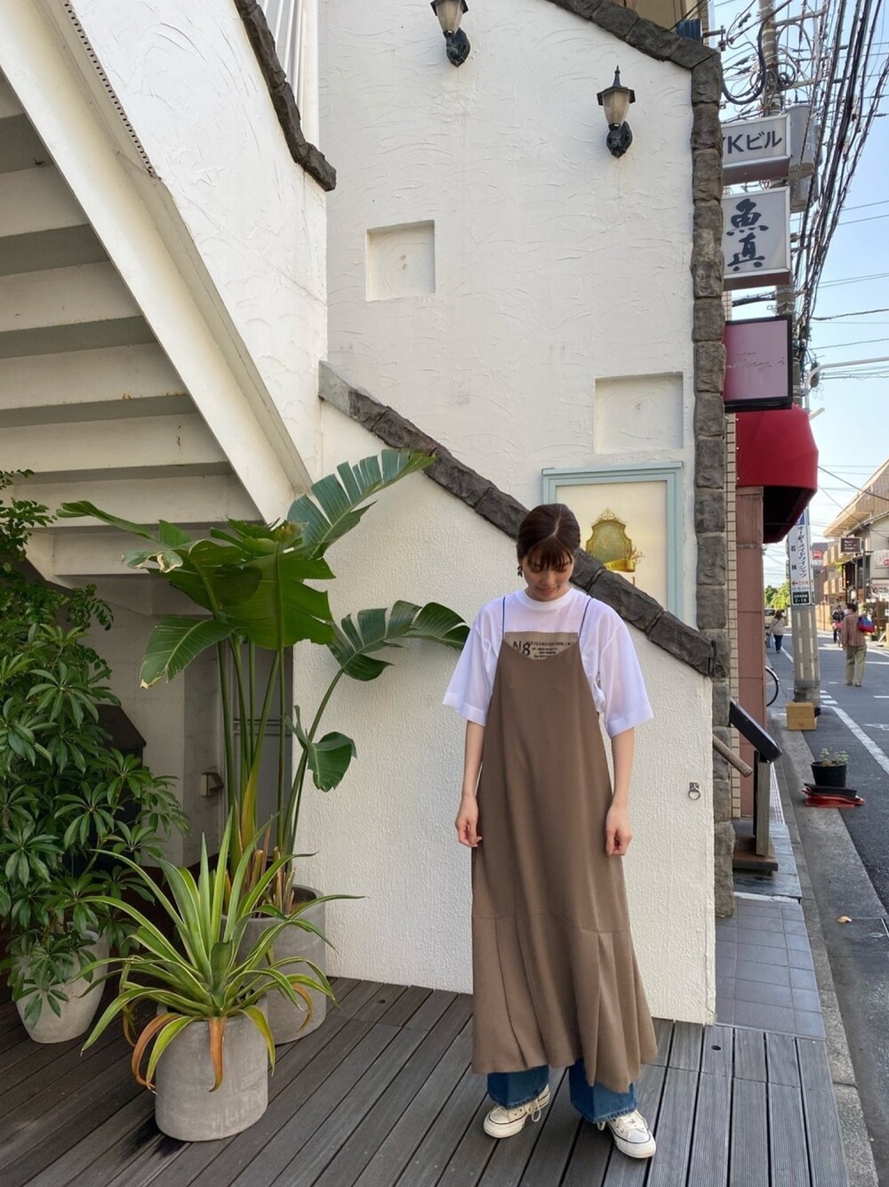 「コンバース、レイヤードスタイル、大人カジュアル、休日スタイル、デニムパンツ、春コーデ、夏コーデ、キャミワンピ、キャミワンピース、ママファッション」｜「NOMBRE IMPAIRのピュアミールジョーゼット キャミワンピース（ワンピース、ブラウン系）」を使った、miura.さん（レディース・170cm）の春コーディネートの1枚目の写真