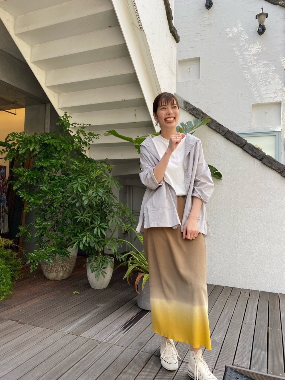 「コンバース、シンプル、グラデーション、リラックス、大人カジュアル、休日スタイル、シンプルコーデ、春コーデ、ママファッション」｜「FIL DE FERのヴィンテージツイスト モックネックタンクトップ（Tシャツ/カットソー、ホワイト系）」を使った、miura.さん（レディース・170cm）の春コーディネートの1枚目の写真