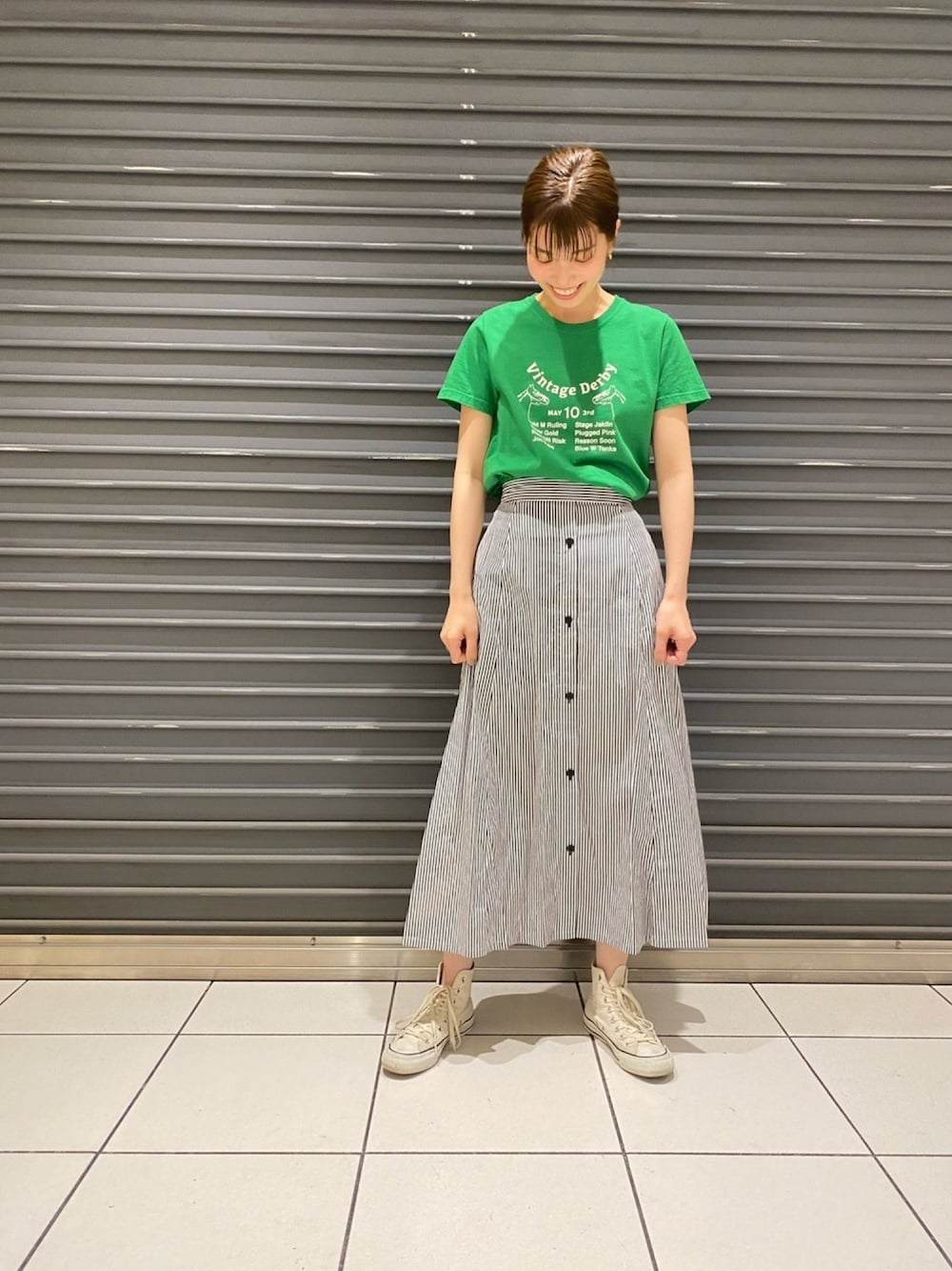 「カジュアル、converse、スニーカーコーデ、休日スタイル、きれいめカジュアル、プリントT、春夏コーデ、ママコーデ」｜「Blanc Bleu Minuitのアイテム（スカート、ブラック系）」を使った、miura.さん（レディース・170cm）の春コーディネートの1枚目の写真