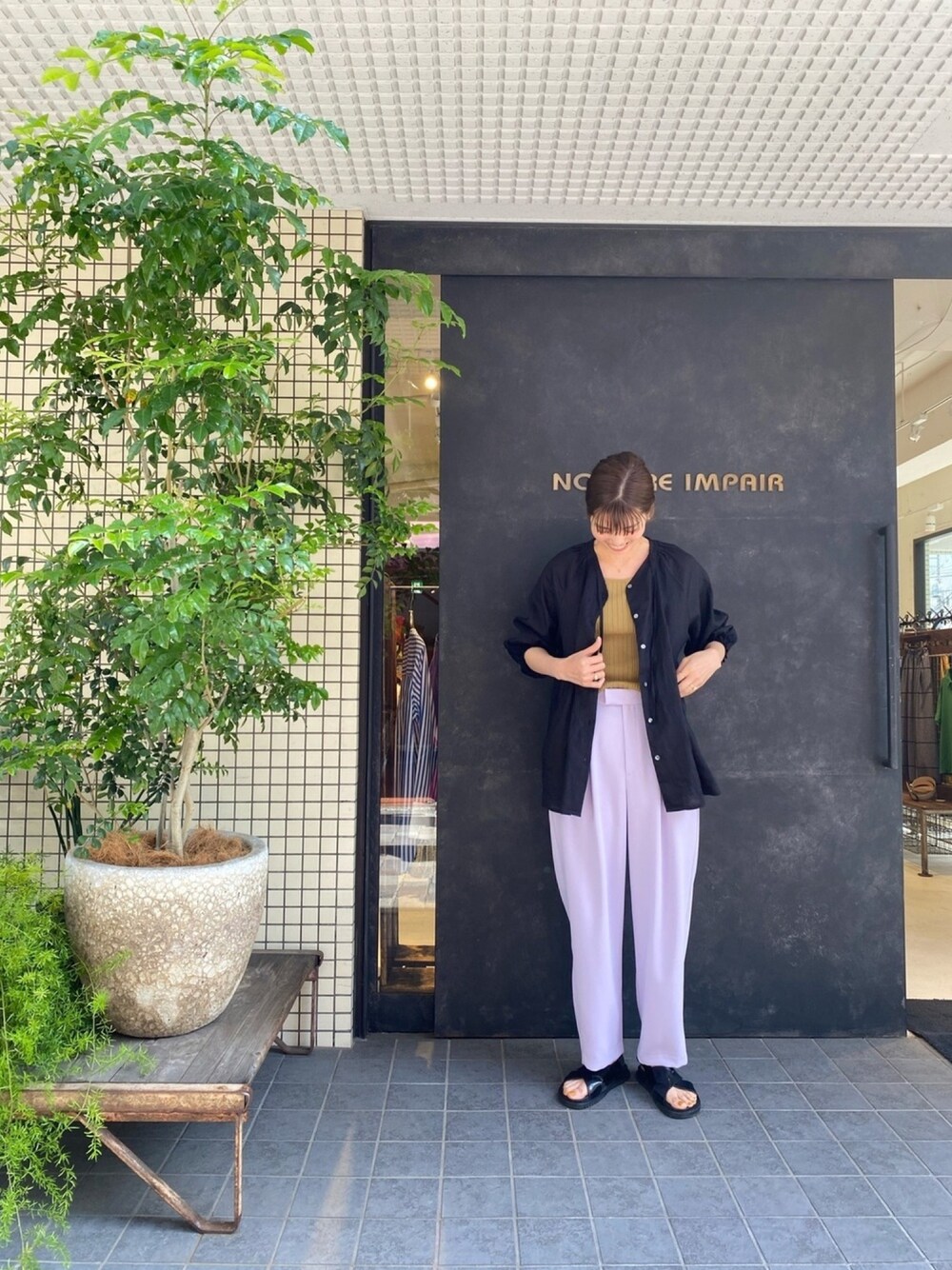 「パンツ、シンプル、パープル、きれいめカジュアル、夏コーデ、ママコーデ、オトナカジュアル、ボリューム袖」｜「NOMBRE IMPAIRのブラックリネン タイ付きロングブラウス（シャツ/ブラウス、ブラック系）」を使った、miura.さん（レディース・170cm）の春コーディネートの1枚目の写真