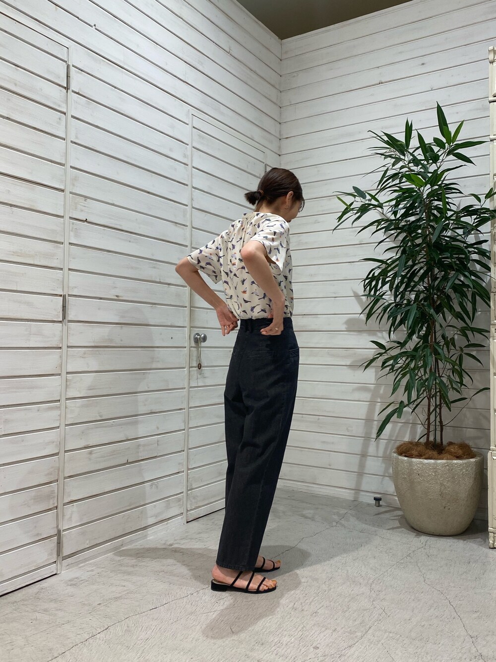「大人カジュアル、ブラックデニム、鳥柄、パンツスタイル、夏コーデ、ママコーデ、着回しコーデ」｜「NOMBRE IMPAIRのカラフルバード　スタンドネックギャザーブラウス（シャツ/ブラウス、ホワイト系）」を使った、miura.さん（レディース・170cm）の春コーディネートの1枚目の写真