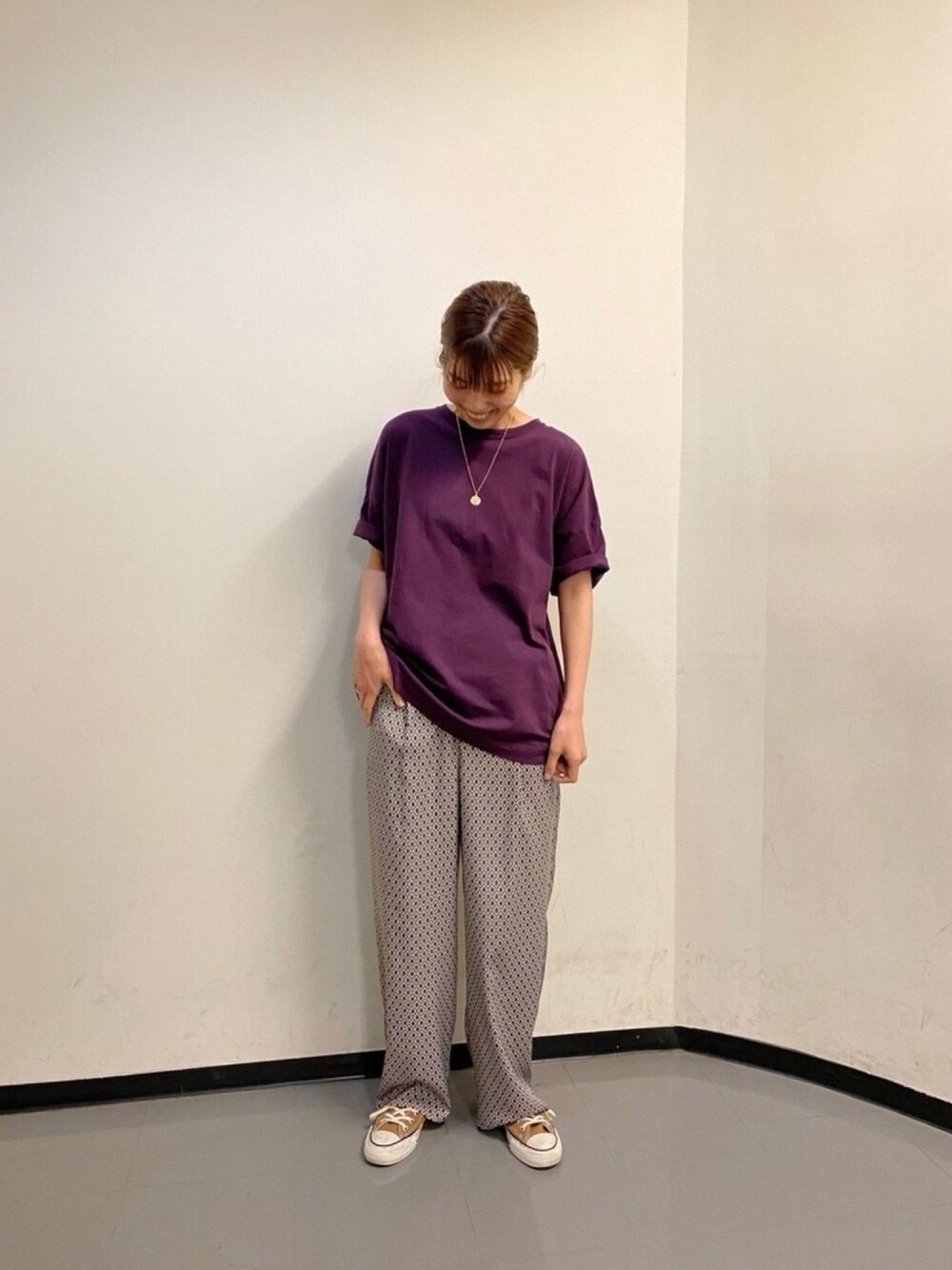「シンプルコーデ、カジュアル、夏コーデ、ゆるコーデ、スニーカーコーデ、ママファッション」｜「FIL DE FERのUSA　COTTON ルーズＴシャツ（Tシャツ/カットソー、パープル系）」を使った、miura.さん（レディース・170cm）の春コーディネートの1枚目の写真