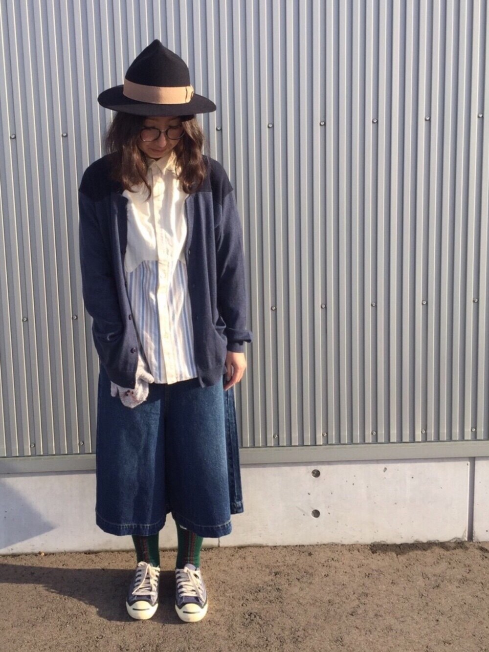 ブルー系のシャツ/ブラウス、ブルー系のカーディガン/ボレロ、ブルー系のその他パンツを着用したレディースの冬コーディネートの1枚目の写真