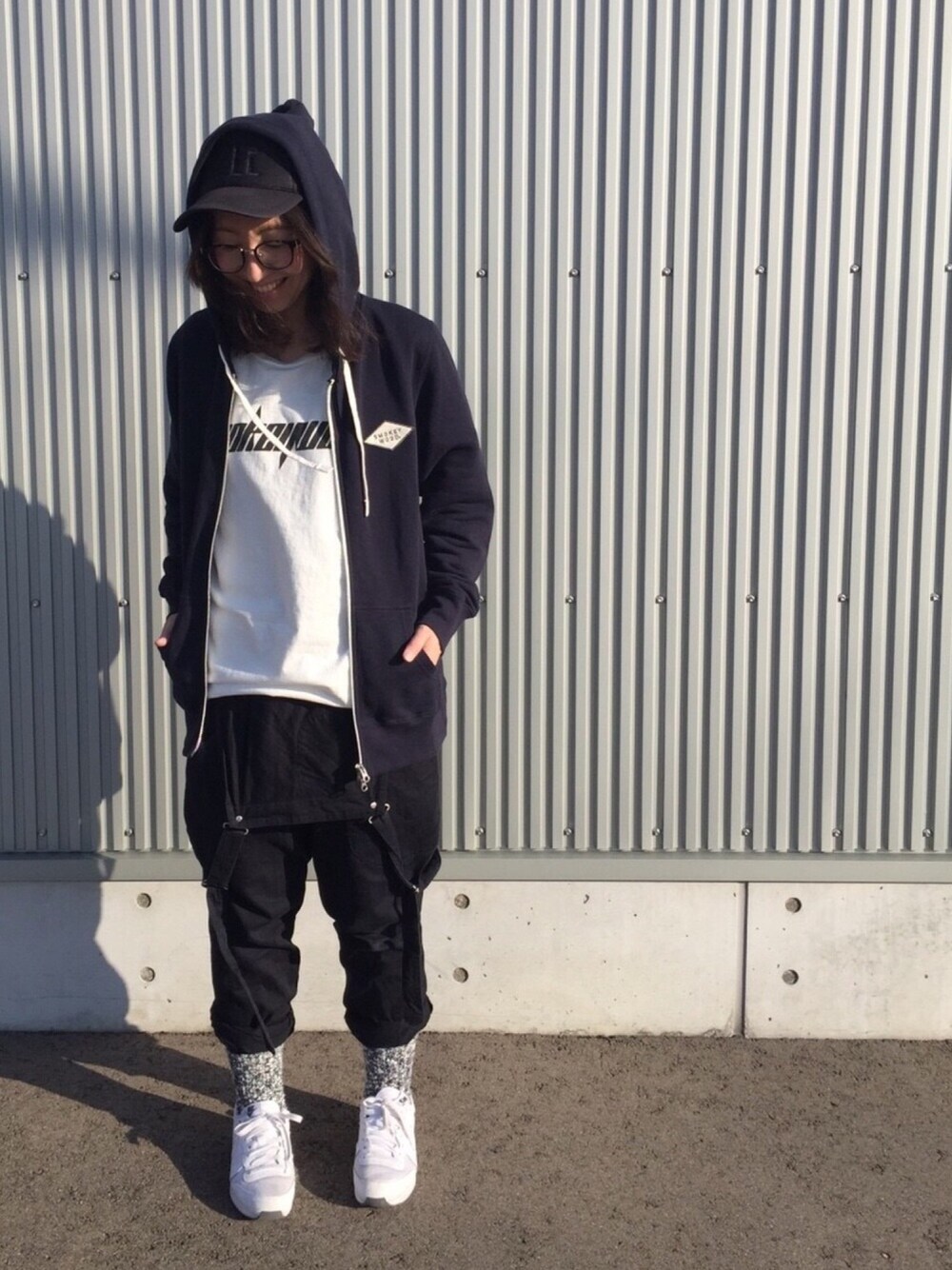 「evoluir、Kanazawa、エボルイール、金沢、静岡、smokey wood、RIPSWELL、パーカー、Tシャツ、キャップ」｜「RIPSWELLのアイテム（キャップ、ブラック系）」を使った、mayumiさん（レディース・161cm）の春コーディネートの1枚目の写真