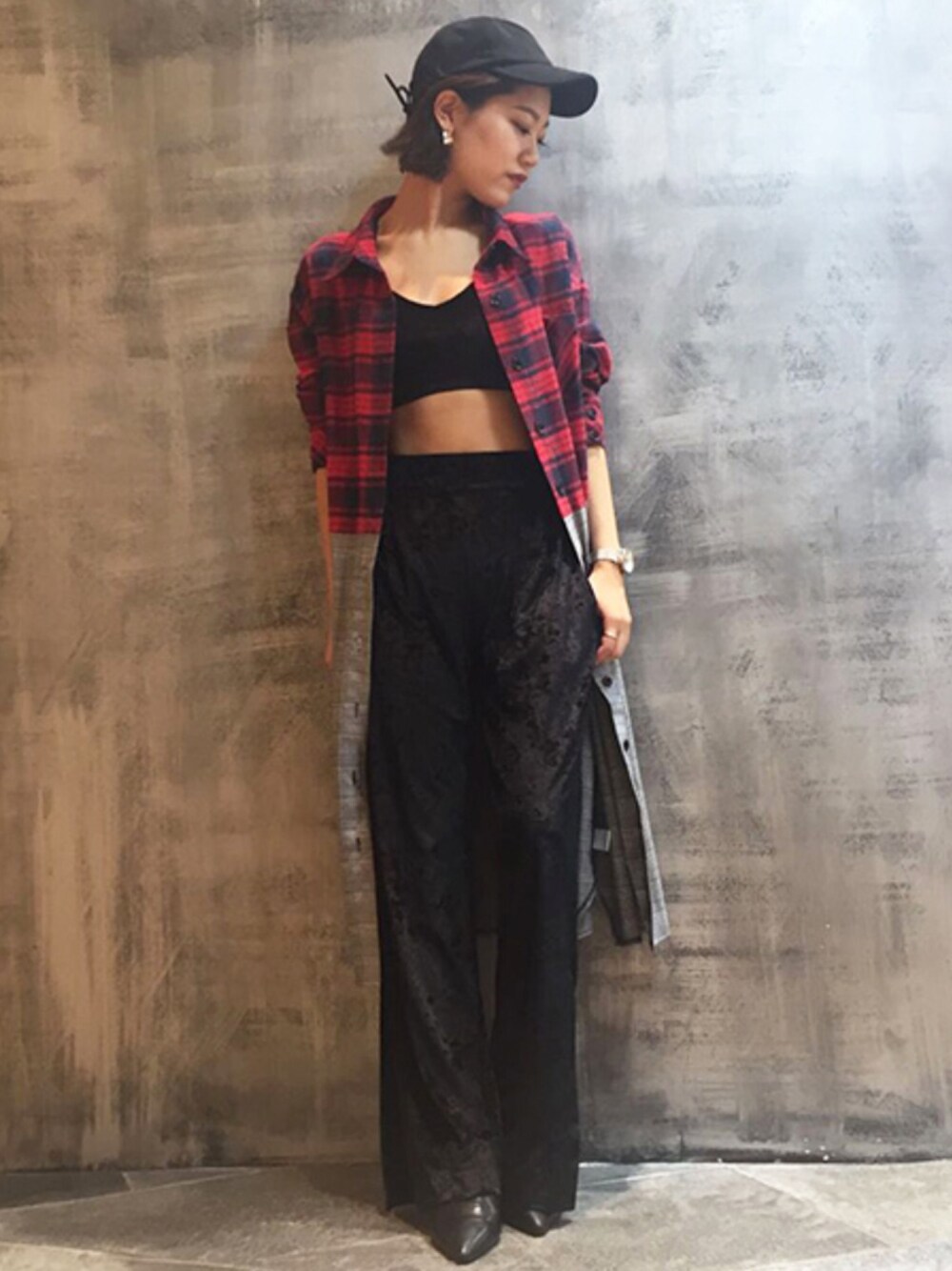 「black、チェックシャツ、黒、ロングシャツ、ベロア、赤チェック、A/W、秋冬、ベロアパンツ、ベロアキャミ」｜「BARAKのベロアブラトップス（チューブトップ、ブラック系）」を使った、AIさん（レディース・161cm）の秋コーディネートの1枚目の写真
