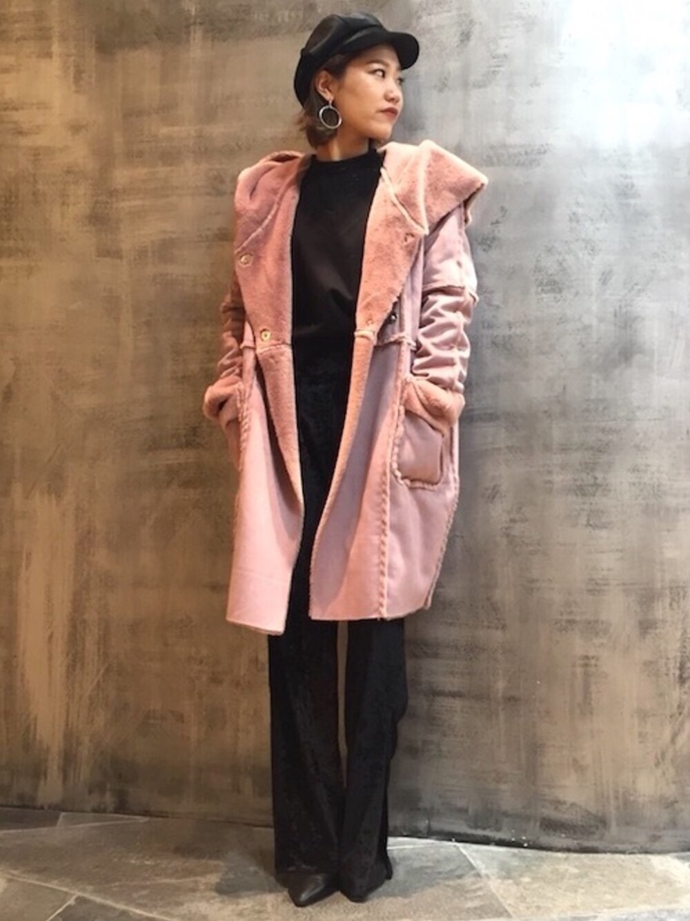 「A/W、barak、レイヤードトップス、ロングムートンコート、ベロアキャスケット、ベロアテレコパンツ」｜「BARAKのレース付きレイヤードTOPS（スウェット、ブラック系）」を使った、AIさん（レディース・161cm）の秋コーディネートの1枚目の写真