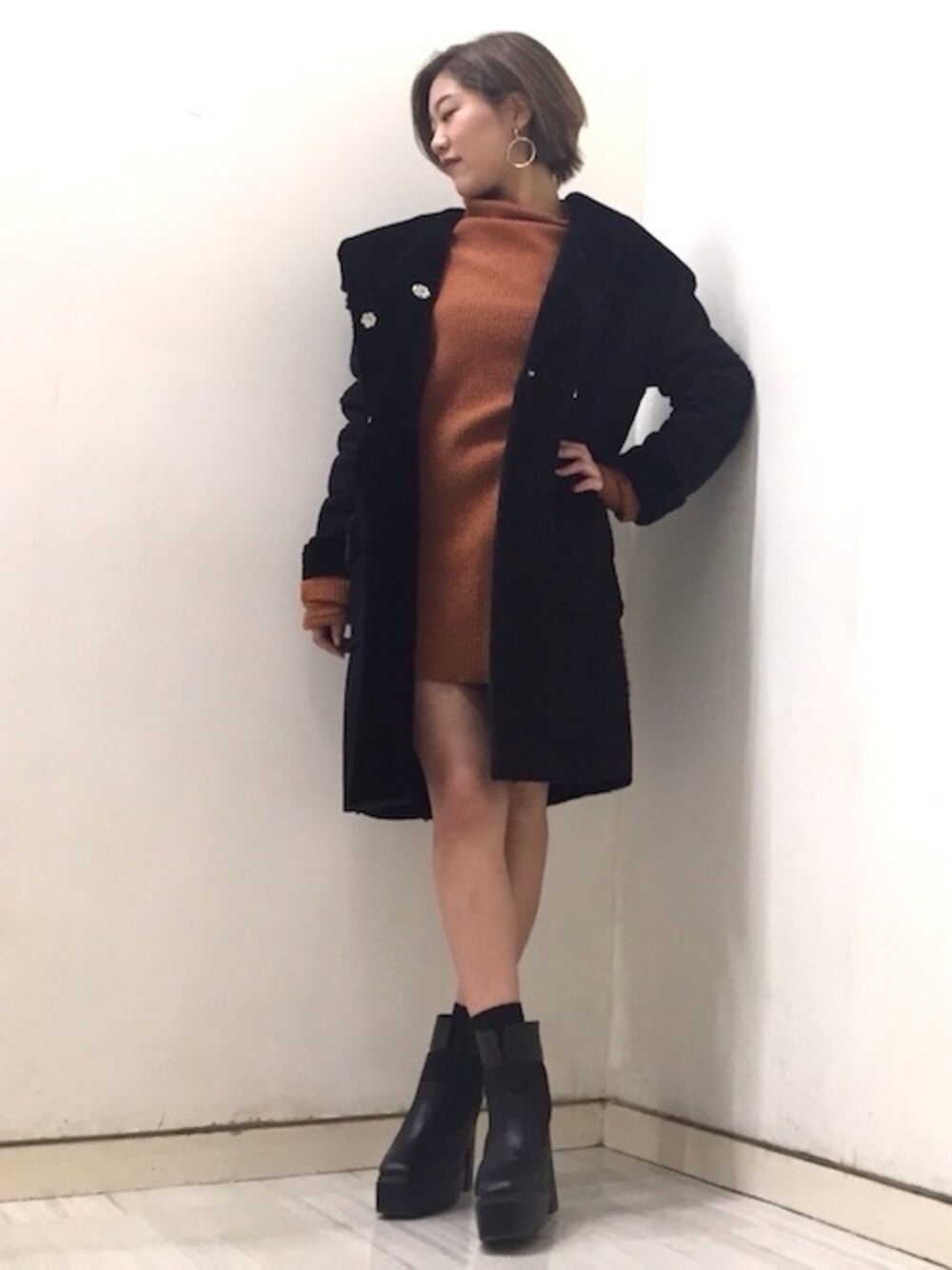 「ムートンコート、A/W、barak、ブラウンニット、ワッフルニットソーワンピース」｜「BARAKのワッフルニットソーワンピース（ワンピース、グレー系）」を使った、AIさん（レディース・161cm）の冬コーディネートの1枚目の写真