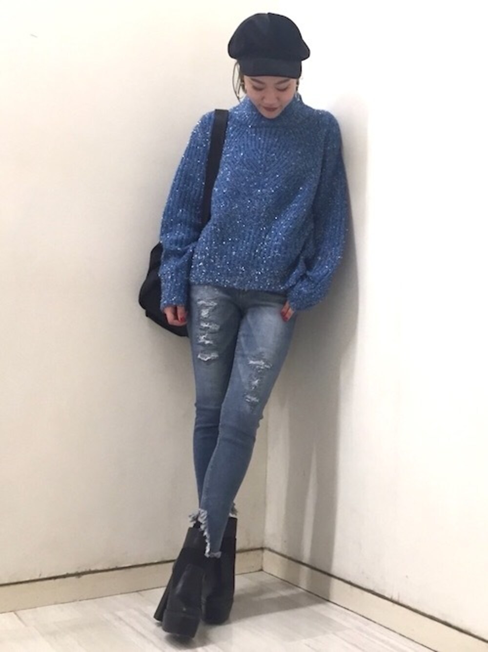 「ブルーニット、A/W、barak、ﾘﾍﾟｱﾃﾞﾆﾑ、ラメリブニット」｜「BARAKのラメニット（ニット/セーター、ブラック系）」を使った、AIさん（レディース・161cm）の冬コーディネートの1枚目の写真