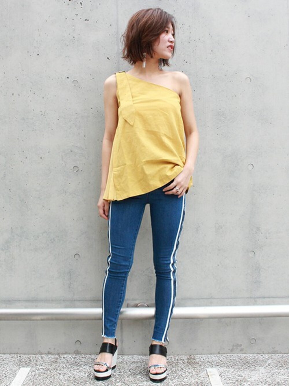 ブラック系のサンダル、ブルー系のその他パンツ、イエロー系のシャツ/ブラウスを着用したレディースの夏コーディネートの1枚目の写真