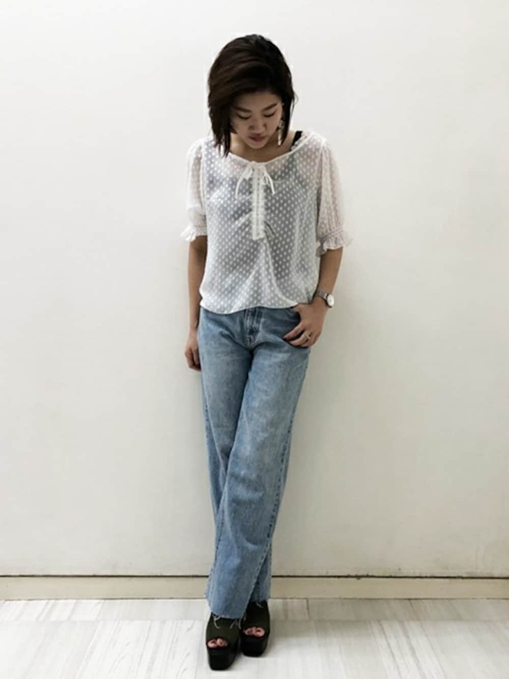 「デニム、ブラウス、カジュアル、ドット、デニムパンツ、シースルー、barak」｜「BARAKのメッシュオープンシューズ（ブーティ、ブラック系）」を使った、AIさん（レディース・161cm）の夏コーディネートの1枚目の写真