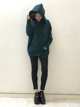 「アイテム（パーカー、グリーン系）」を使った、AIさん（レディース・161cm）の秋コーディネート