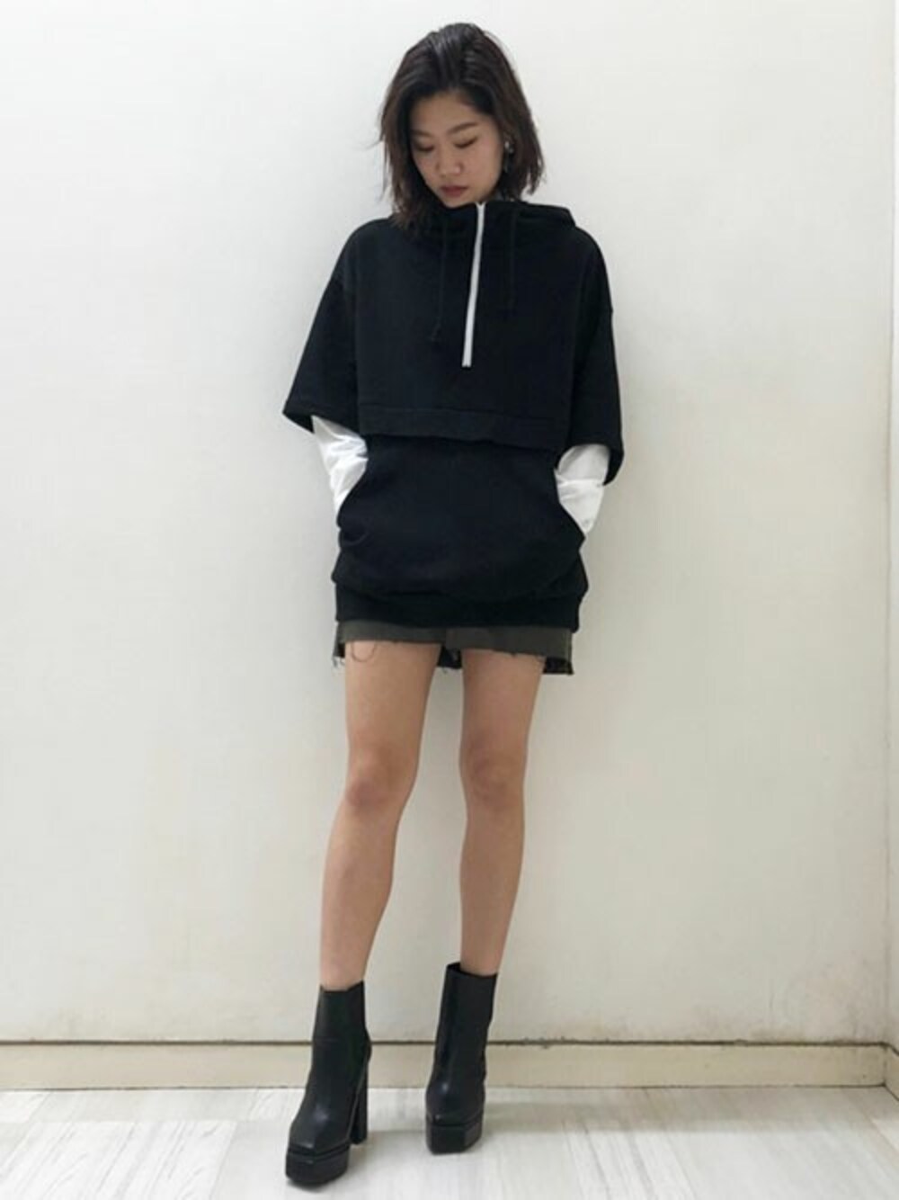 「ミリタリー、カジュアル、パーカー、ショートパンツ、ミニスカート、ショートブーツ、カーキ、アノラックパーカー、カジュアルコーデ、barak」｜「BARAKのサイドゴアブーツ（ブーツ、ブラック系）」を使った、AIさん（レディース・161cm）の秋コーディネートの1枚目の写真