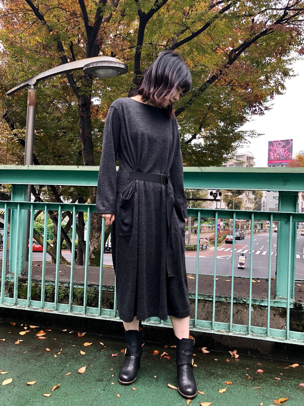 グレー系のTシャツ/カットソーを着用したレディースの冬コーディネートの1枚目の写真