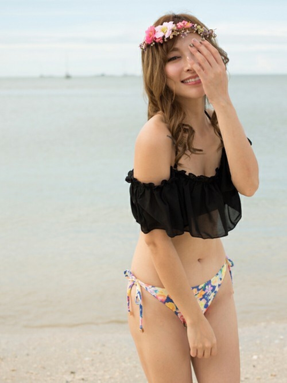 ブラック系の水着を着用したレディースの夏コーディネートの1枚目の写真