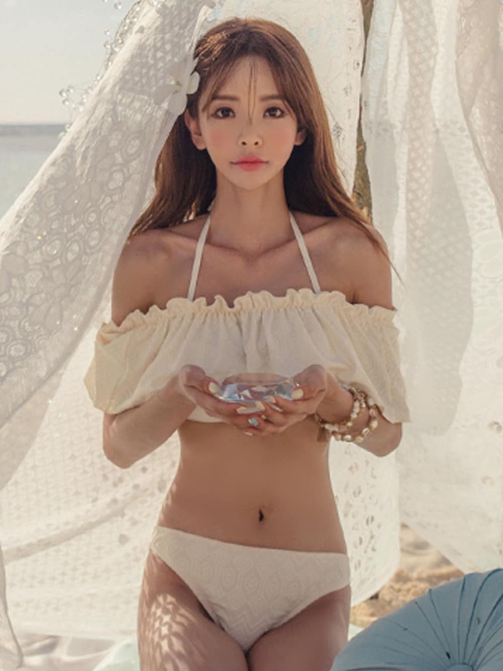 ベージュ系の水着を着用したレディースの夏コーディネートの1枚目の写真
