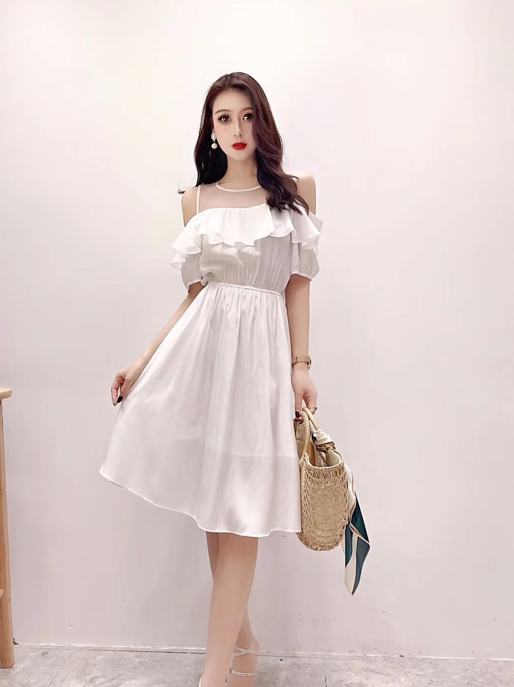「ワンピース、ホワイト、夏、フリル、オフショル、ootd、夏コーデ、オルチャンファッション、韓国ファッション、TeddyShop」｜「TeddyShopのオフショルワンピ（ワンピース、ホワイト系）」を使った、TeddyShopさん（レディース・158cm）の夏コーディネートの1枚目の写真