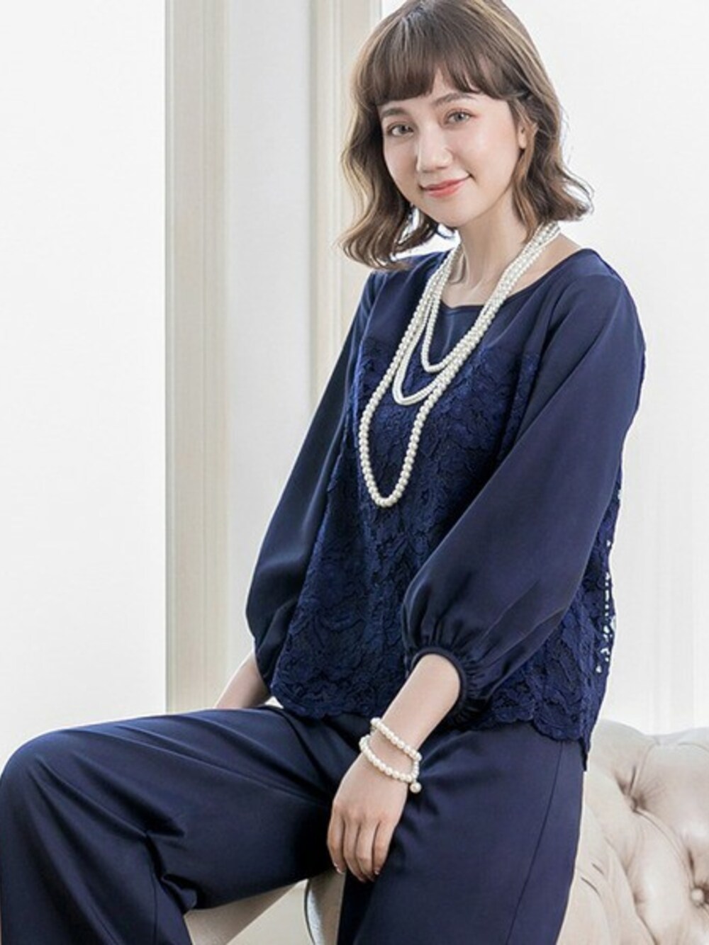 ブルー系のドレスを着用したレディースの冬コーディネートの1枚目の写真
