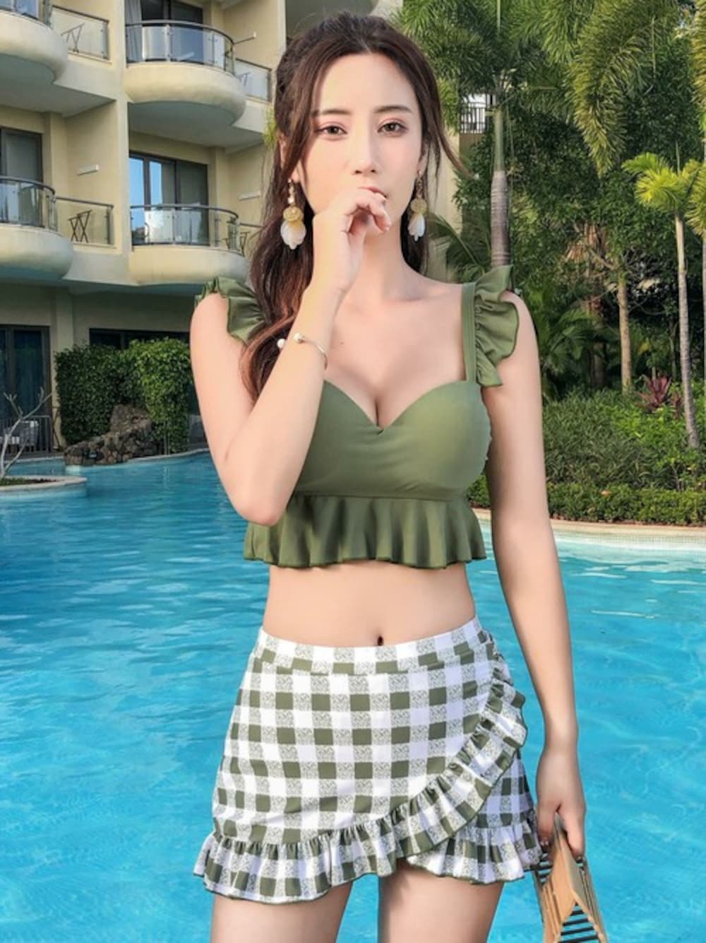 グリーン系の水着を着用したレディースの春コーディネートの1枚目の写真