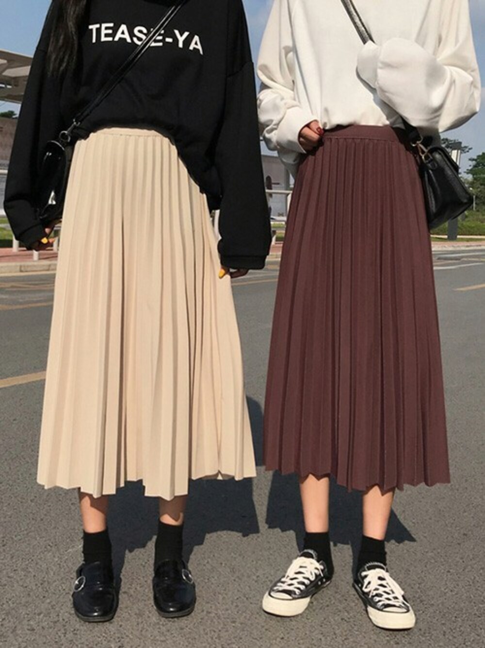 ブラック系のスカート、ベージュ系のスカート、レッド系のスカートを着用したレディースの夏コーディネートの1枚目の写真