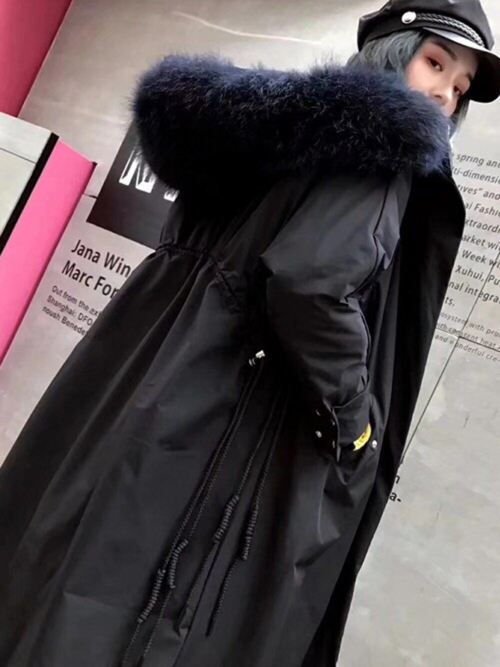 ブラック系のモッズコート、ベージュ系のモッズコートを着用したレディースの冬コーディネートの1枚目の写真