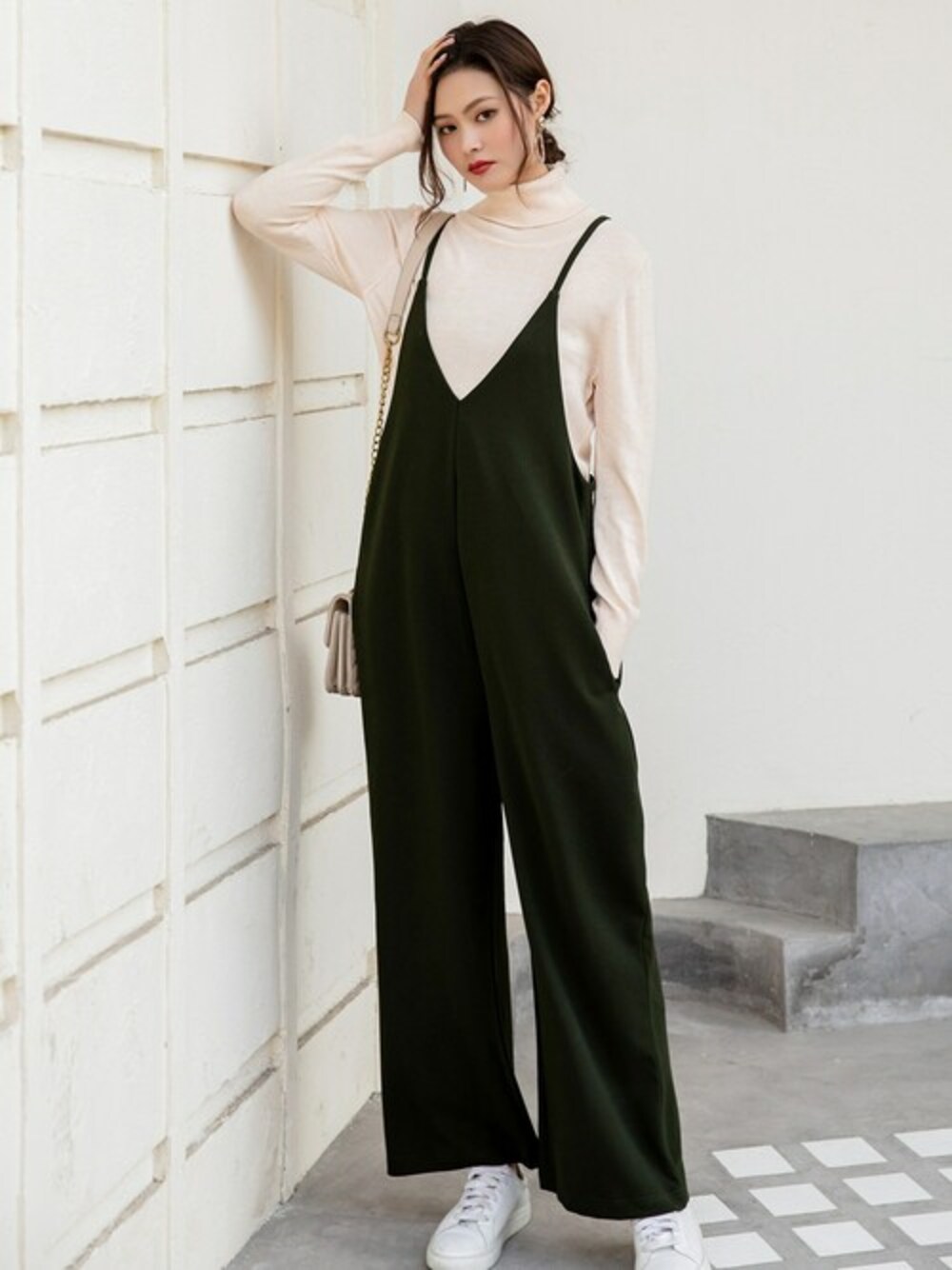 ブラック系のサロペット/オーバーオール、グレー系のサロペット/オーバーオール、ベージュ系のサロペット/オーバーオールを着用したレディースの春コーディネートの1枚目の写真