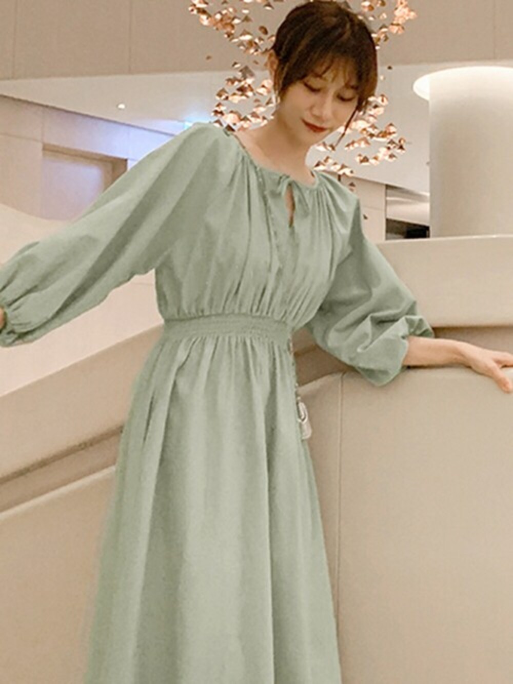 グリーン系のワンピース、イエロー系のワンピース、ホワイト系のワンピースを着用したレディースの春コーディネートの1枚目の写真