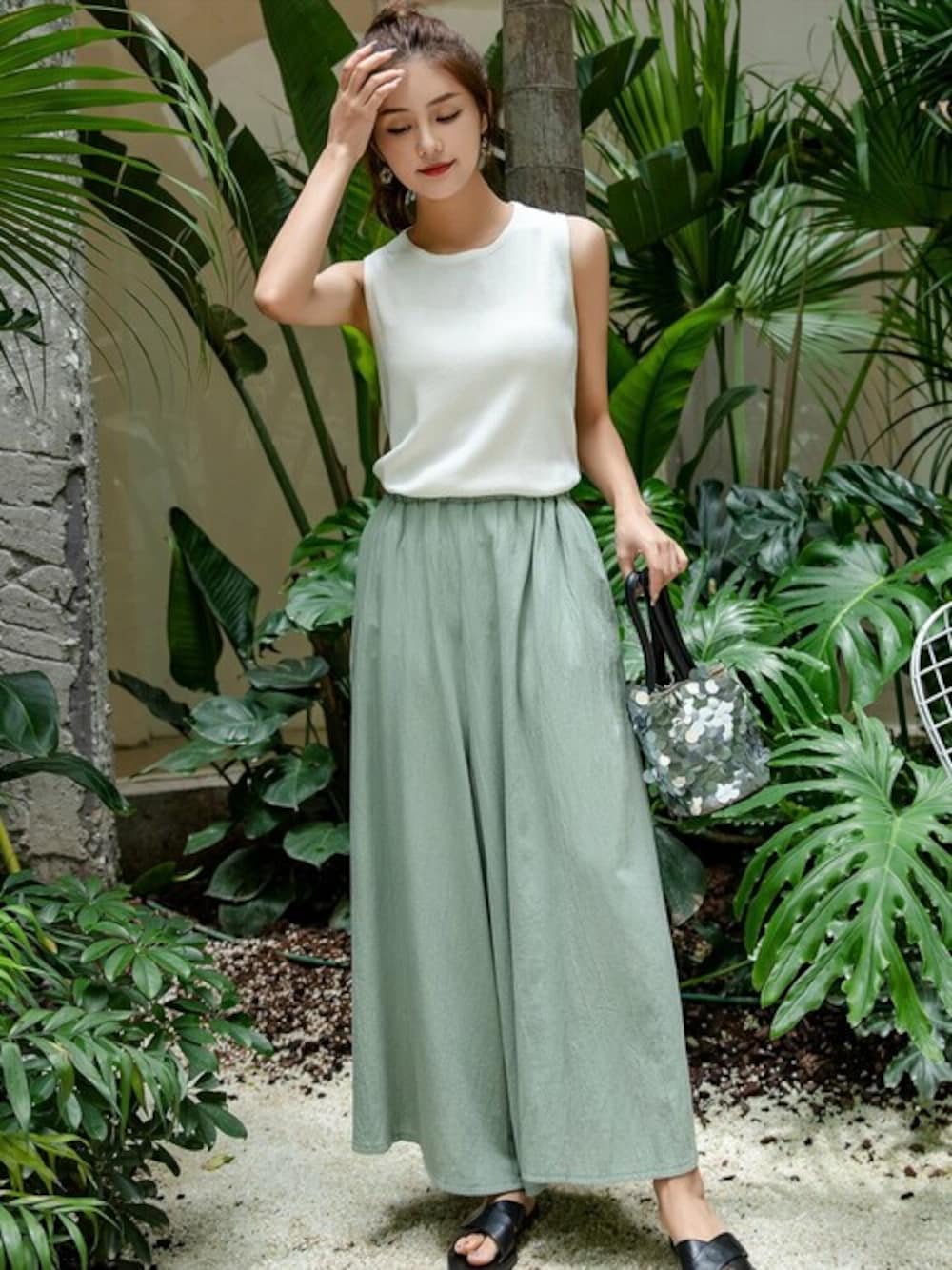 グリーン系のその他パンツ、グリーン系のその他パンツ、ブラウン系のその他パンツを着用したレディースの夏コーディネートの1枚目の写真