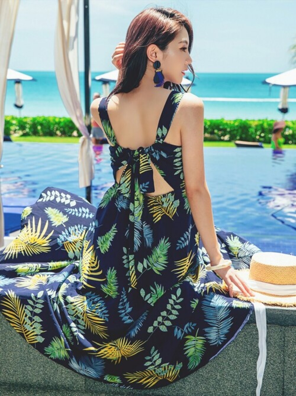 ブルー系のワンピースを着用したレディースの夏コーディネートの1枚目の写真