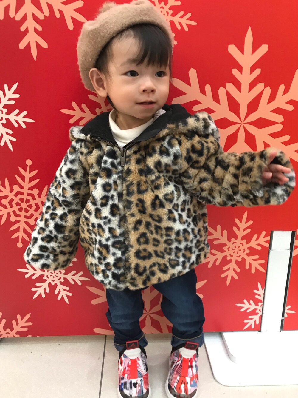 「冬コーデ、キッズファッション、1歳、80cm、レオパード、おんなのこ、おんなのこコーデ、キッズコーデ、キッズ」｜「GAPのレパード フェイクファーコート（その他アウター、その他）」を使った、ゆずりつみなさん（キッズ・80cm）の秋コーディネートの1枚目の写真