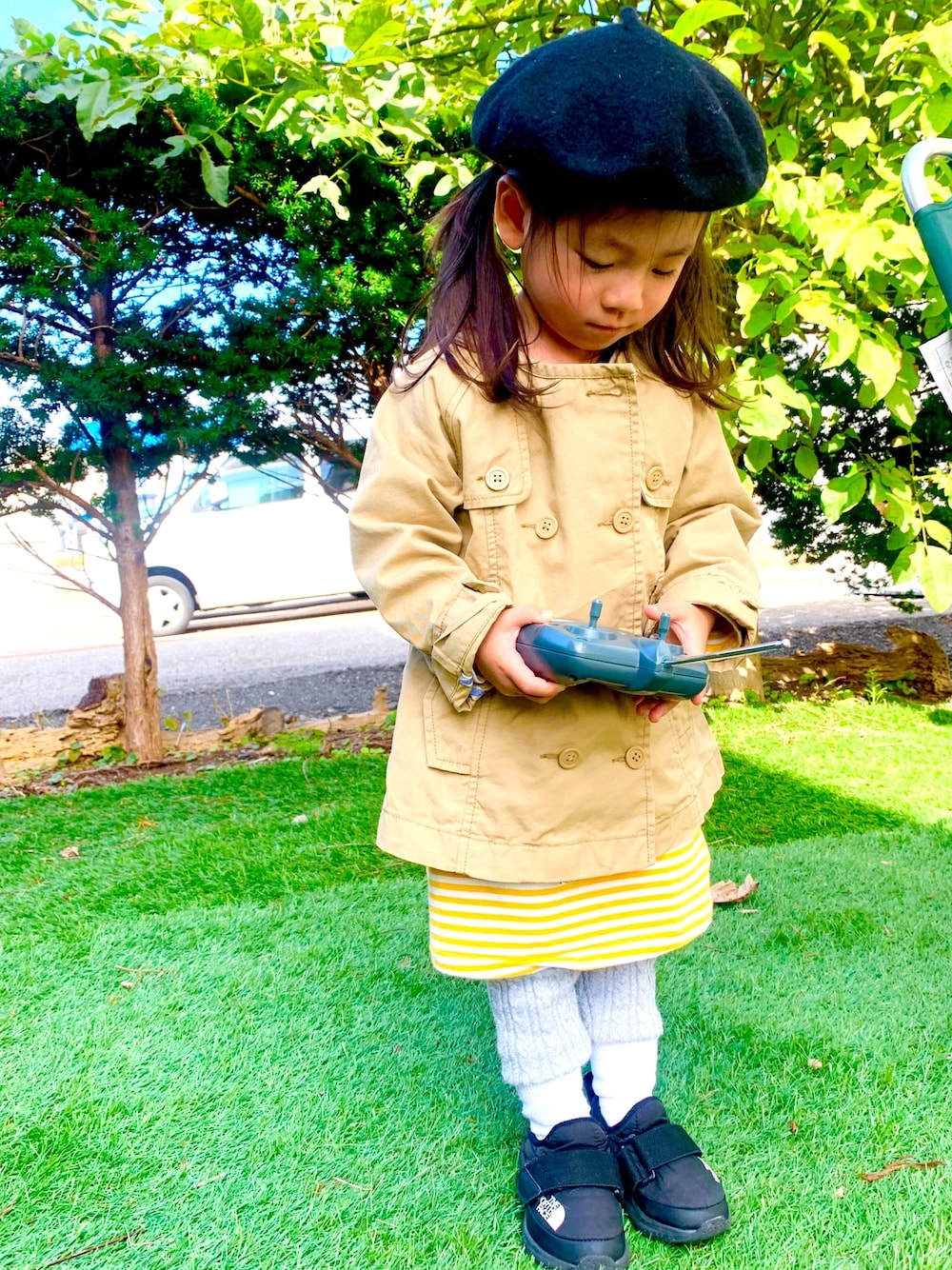 「プチプラ、私の推しブランド、キッズファッション、冬コーデ、kidsfashion、kids、ワンピース、ベージュ、カジュアルコーデ、3歳」｜「GAPのダブルボタン トレンチコート (幼児)（トレンチコート、ベージュ系）」を使った、ゆずりつみなさん（キッズ・90cm）の冬コーディネートの1枚目の写真