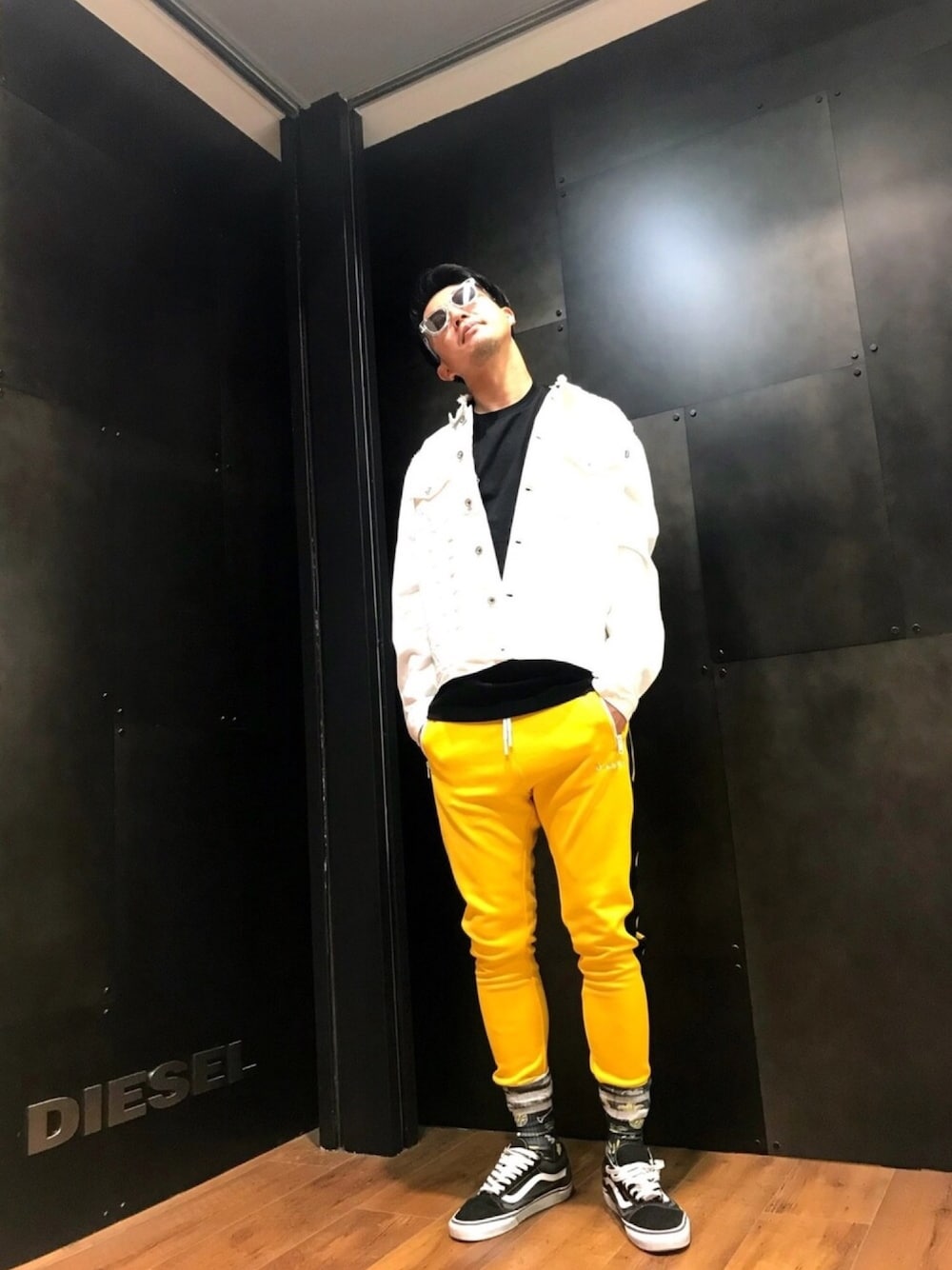 「Diesel、street、Sunglasses、denim jacket、trackpants、socks、skateboard」｜「DIESELのMEN’S　Tシャツ（Tシャツ/カットソー、ブラック系）」を使った、Üさん（メンズ・180cm）の夏コーディネートの1枚目の写真