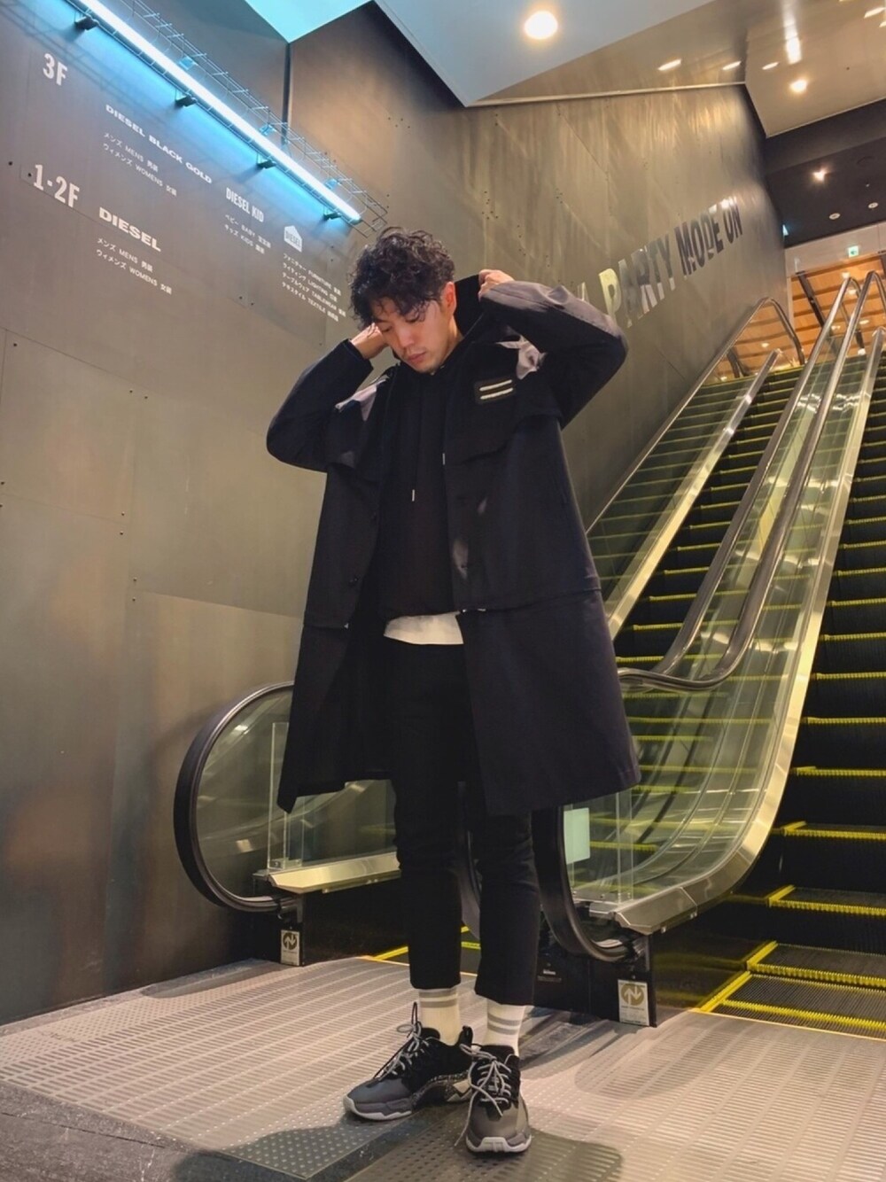 「Diesel、ディーゼル、ワントーンコーデ、モノトーンコーデ、ブラック、コート、パーカー、スラックス、ダッドスニーカー」｜「DIESELのメンズ ジャケット 3WAY トレンチコート（トレンチコート、ブラック系）」を使った、Üさん（メンズ・180cm）の冬コーディネートの1枚目の写真