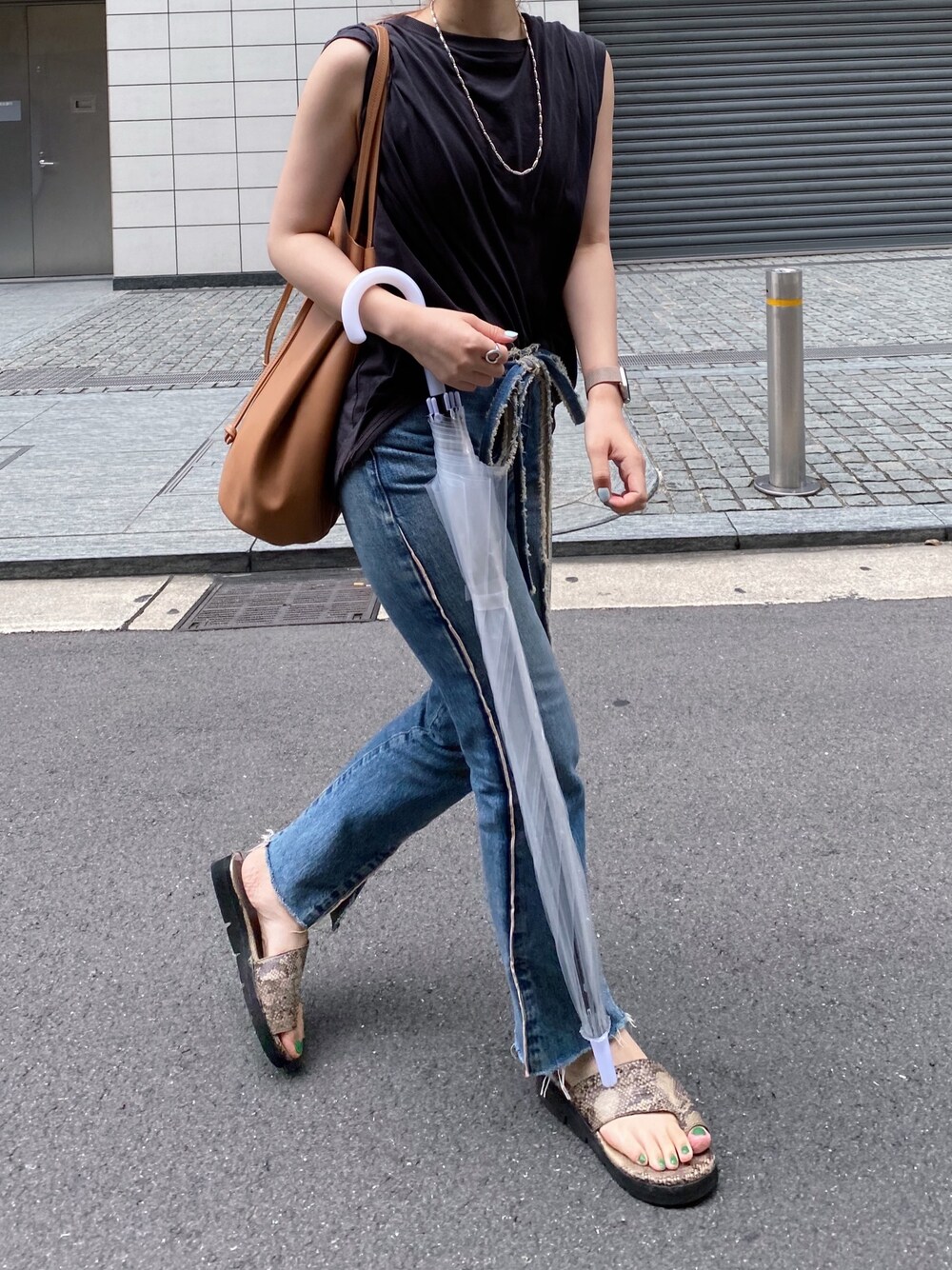 ブルー系のデニムパンツ、その他のサンダル、ブラック系のTシャツ/カットソーを着用したレディースの夏コーディネートの1枚目の写真