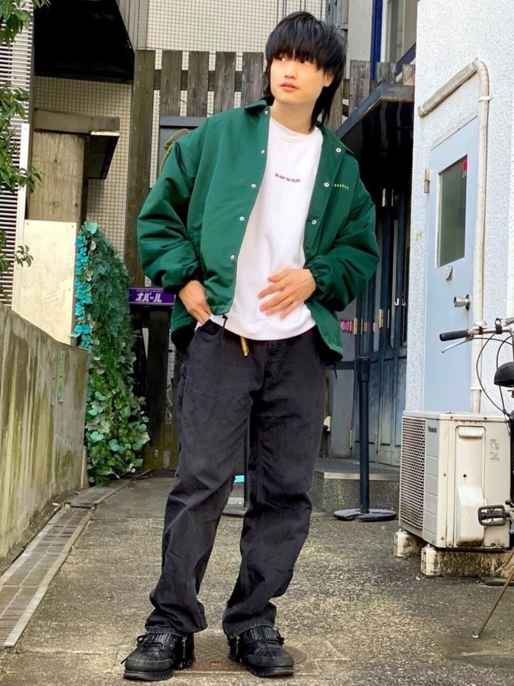 「古着MIX、古着、WEGO、ストリート、コーチジャケット、スウェット、お洒落さんとつながりたい、秋冬コーデ、冬コーデ、カジュアル」｜「WEGOのWEGO/ロゴビッグコーチジャケット（ブルゾン、グリーン系）」を使った、もっくんさん（メンズ・175cm）の秋コーディネートの1枚目の写真